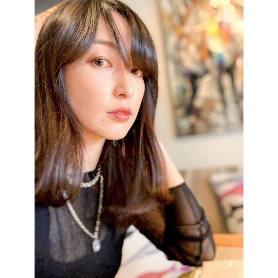 上野なつひさんのインスタグラム写真 - (上野なつひInstagram)「約10年ぶりに…🥺🧡  可愛い可愛い汐里ちゃんに会えた🌿 アニメ名探偵コナンのドラマ「工藤新一への挑戦状」で共演して以来なのでまさかの10年経ってた！  あの頃も可愛い妹のような存在でしたが最近では海外の作品でも活躍してて、可愛さは増ししっかりと大人になりカッコ良くなってて更にキュンキュンが止まらず、可愛いが止まりませんです🧡🧡🧡  昔ばなし、今の仕事の話も色々聞けて…  なんかね、心が洗われて幸せな気持ちになれた日でした⭐️ 汐里ちゃんの魅力にどっぷり浸かりすぎて、はぁ〜💕 もう恋しい。恋かしらw  二枚目が初々しいねw お店もほぼ貸切で海外に旅行気分でした🌿  #忽那汐里 #shiorikutsuna #名探偵コナン #工藤新一への挑戦状」4月7日 11時34分 - natsuhi