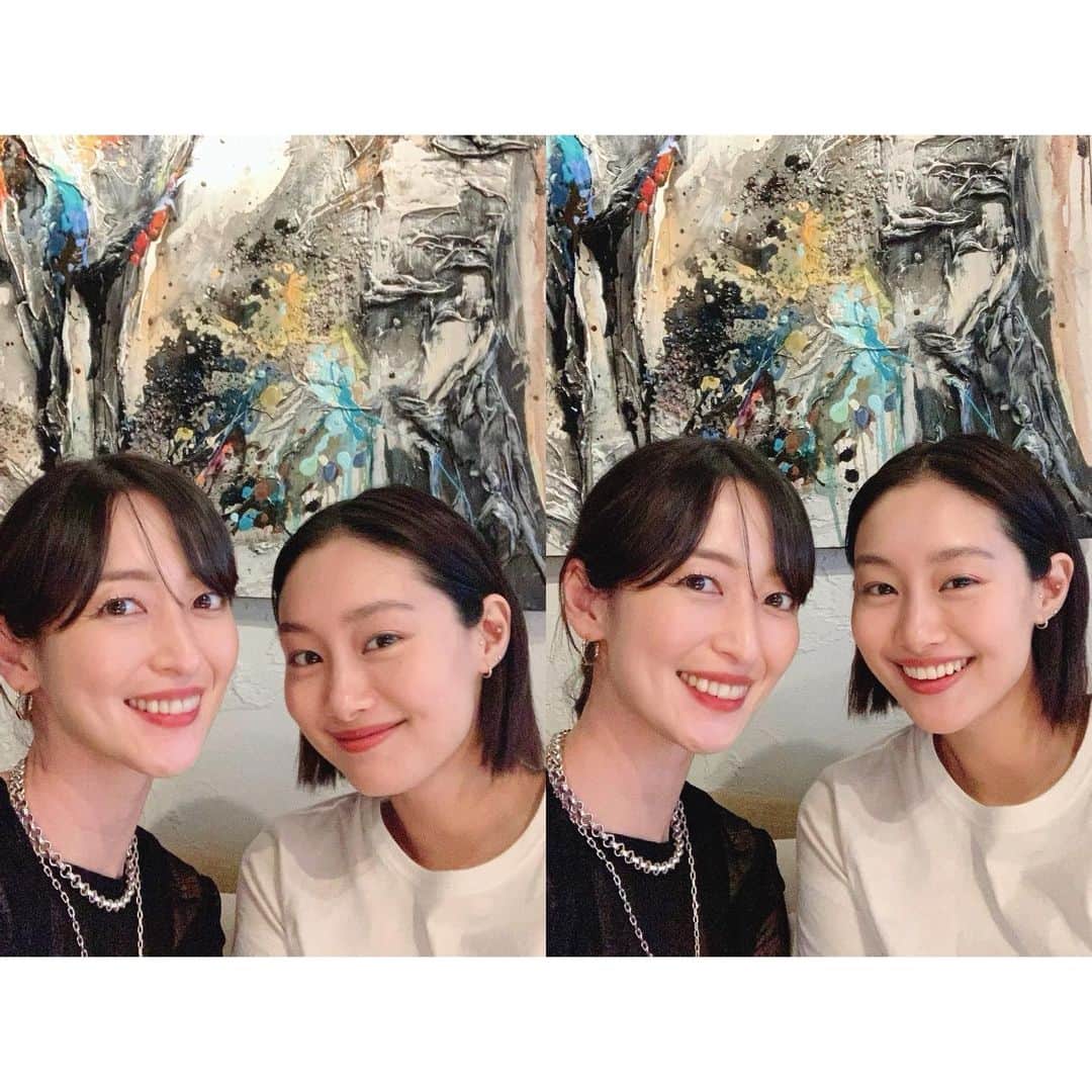 上野なつひのインスタグラム：「約10年ぶりに…🥺🧡  可愛い可愛い汐里ちゃんに会えた🌿 アニメ名探偵コナンのドラマ「工藤新一への挑戦状」で共演して以来なのでまさかの10年経ってた！  あの頃も可愛い妹のような存在でしたが最近では海外の作品でも活躍してて、可愛さは増ししっかりと大人になりカッコ良くなってて更にキュンキュンが止まらず、可愛いが止まりませんです🧡🧡🧡  昔ばなし、今の仕事の話も色々聞けて…  なんかね、心が洗われて幸せな気持ちになれた日でした⭐️ 汐里ちゃんの魅力にどっぷり浸かりすぎて、はぁ〜💕 もう恋しい。恋かしらw  二枚目が初々しいねw お店もほぼ貸切で海外に旅行気分でした🌿  #忽那汐里 #shiorikutsuna #名探偵コナン #工藤新一への挑戦状」
