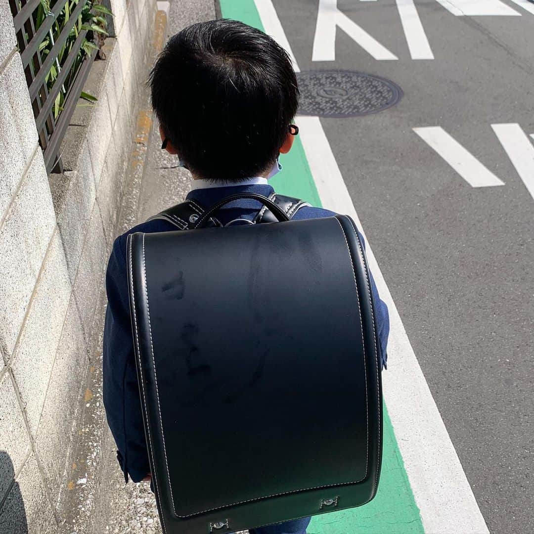 小森純のインスタグラム：「長男。 入学式😊❗️ ・ 新しい生活が始まるね！ 6年間、思う存分沢山沢山、素敵な思い出を作ってください😊！ ・ 🐢🐢🐢。 後ろ姿がかわいすぎるw ・ 本当におめでとう㊗️❗️  ・ #新一年生 #入学式」
