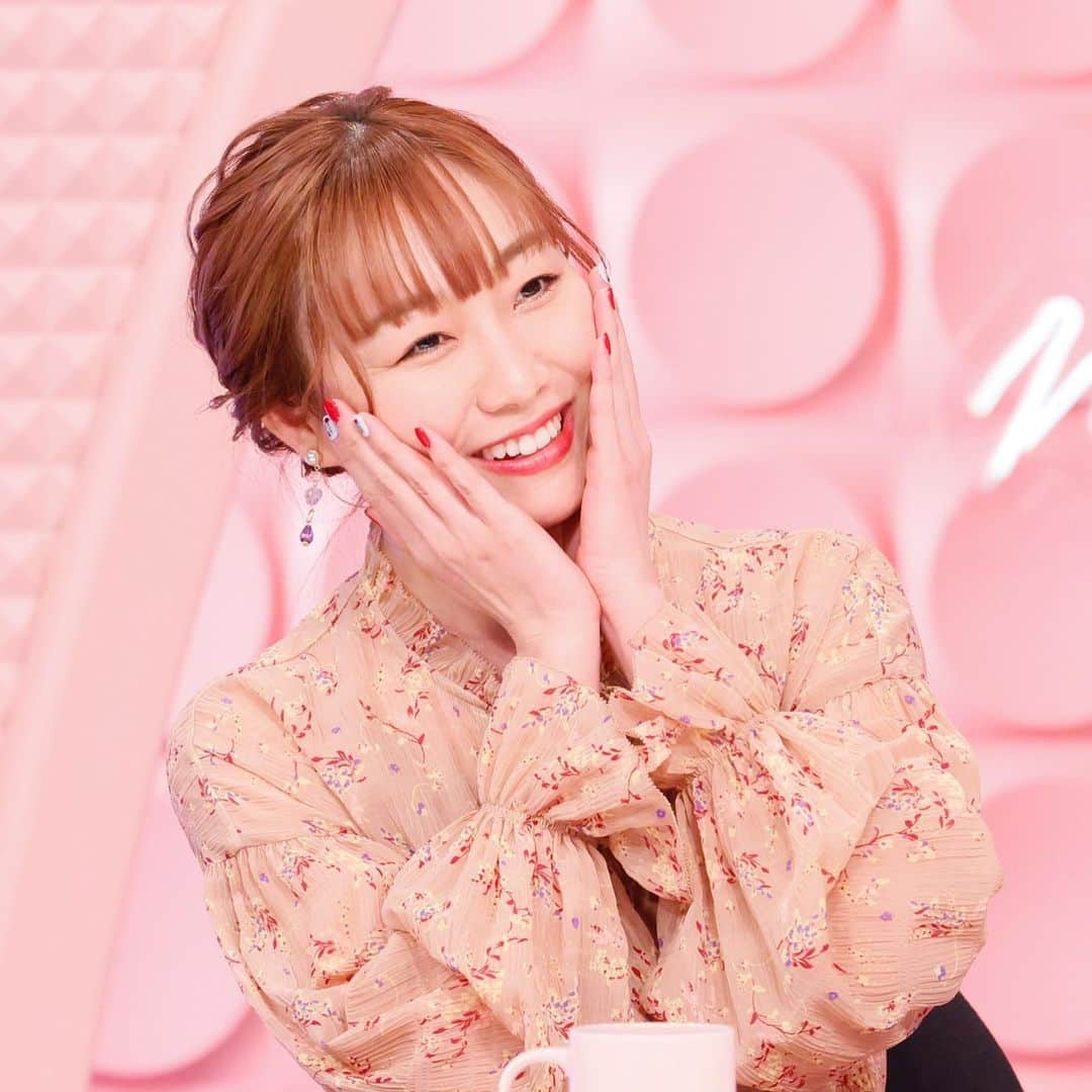 須田亜香里さんのインスタグラム写真 - (須田亜香里Instagram)「昨日はカンテレさんで2番組も出演させていただいて、有難い限りでした☺️ しかも衣装は先日のブルー祭りに引き続き、昨日はピンク祭りでした(笑) 気分なのかな？なんだろうね。  #スロイジ #キメツケ #須田亜香里衣装  【2時45分からはスローでイージーなルーティーンで】では看板犬テスに会えて最高に癒されました💓  【やすとも・友近のキメツケ】では、私のおすすめのお取り寄せのお菓子が皆さんに好評だったのが嬉しかった！ 友近さんには前回のオススメフィナンシェのことも覚えていただいていて、須田さんのオススメに間違いない！と太鼓判押していただき、自分の舌に自信が持てました😋 （最後の写真はキメツケスタッフさんからいただきました😳💝）  気になる方はTVerやカンテレドーガで配信されてるのでぜひ💓」4月7日 12時01分 - akarisuda