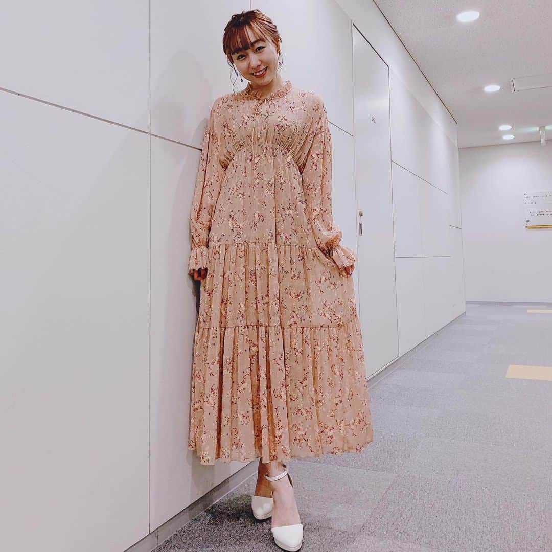 須田亜香里さんのインスタグラム写真 - (須田亜香里Instagram)「昨日はカンテレさんで2番組も出演させていただいて、有難い限りでした☺️ しかも衣装は先日のブルー祭りに引き続き、昨日はピンク祭りでした(笑) 気分なのかな？なんだろうね。  #スロイジ #キメツケ #須田亜香里衣装  【2時45分からはスローでイージーなルーティーンで】では看板犬テスに会えて最高に癒されました💓  【やすとも・友近のキメツケ】では、私のおすすめのお取り寄せのお菓子が皆さんに好評だったのが嬉しかった！ 友近さんには前回のオススメフィナンシェのことも覚えていただいていて、須田さんのオススメに間違いない！と太鼓判押していただき、自分の舌に自信が持てました😋 （最後の写真はキメツケスタッフさんからいただきました😳💝）  気になる方はTVerやカンテレドーガで配信されてるのでぜひ💓」4月7日 12時01分 - akarisuda