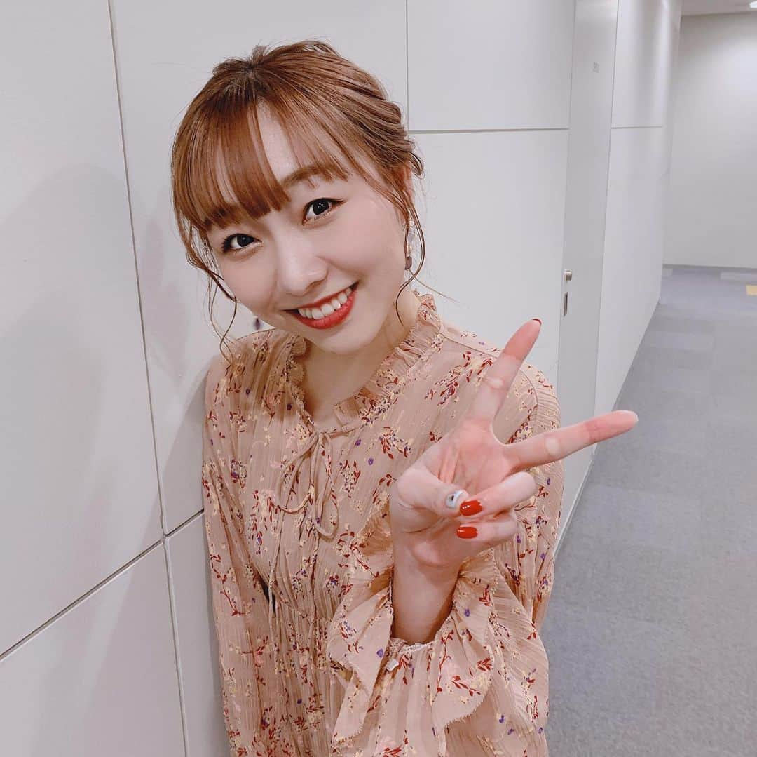 須田亜香里さんのインスタグラム写真 - (須田亜香里Instagram)「昨日はカンテレさんで2番組も出演させていただいて、有難い限りでした☺️ しかも衣装は先日のブルー祭りに引き続き、昨日はピンク祭りでした(笑) 気分なのかな？なんだろうね。  #スロイジ #キメツケ #須田亜香里衣装  【2時45分からはスローでイージーなルーティーンで】では看板犬テスに会えて最高に癒されました💓  【やすとも・友近のキメツケ】では、私のおすすめのお取り寄せのお菓子が皆さんに好評だったのが嬉しかった！ 友近さんには前回のオススメフィナンシェのことも覚えていただいていて、須田さんのオススメに間違いない！と太鼓判押していただき、自分の舌に自信が持てました😋 （最後の写真はキメツケスタッフさんからいただきました😳💝）  気になる方はTVerやカンテレドーガで配信されてるのでぜひ💓」4月7日 12時01分 - akarisuda