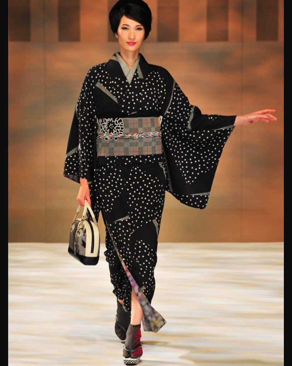 Karinのインスタグラム：「JOTARO SAITO 2021 A/W このお着物、私のお気に入りのワンピースに似ていて凄く好きでしたー コーディネートまるごと私好み。 欲しい♡  #jotarosaito #斉藤上太郎  #japan #kimono #東コレ」
