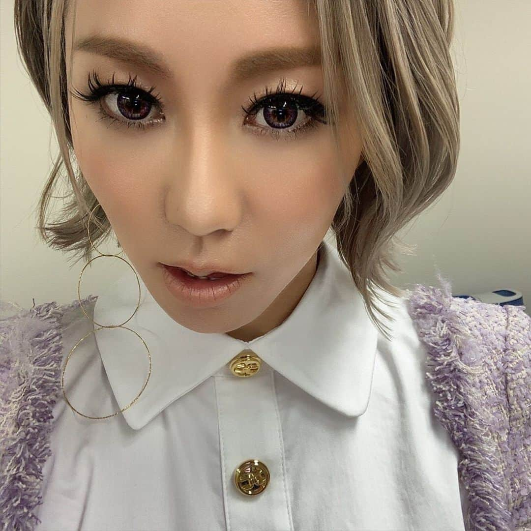 倖田來未さんのインスタグラム写真 - (倖田來未Instagram)「.﻿ 本日、21時からフジテレビ「突然ですが占ってもいいですか？SP」に出演させてもらいます！﻿ @totsuzen_uranai  ﻿ 驚きの連続でしたので、ぜひともご覧ください！﻿ ﻿ #フジテレビ #突然ですが占ってもいいですか #星ひとみ さん #kodakumi #倖田來未 #elisabettafranchi #ysl #vintageshoplayer #chanel」4月7日 12時25分 - kodakumi_official