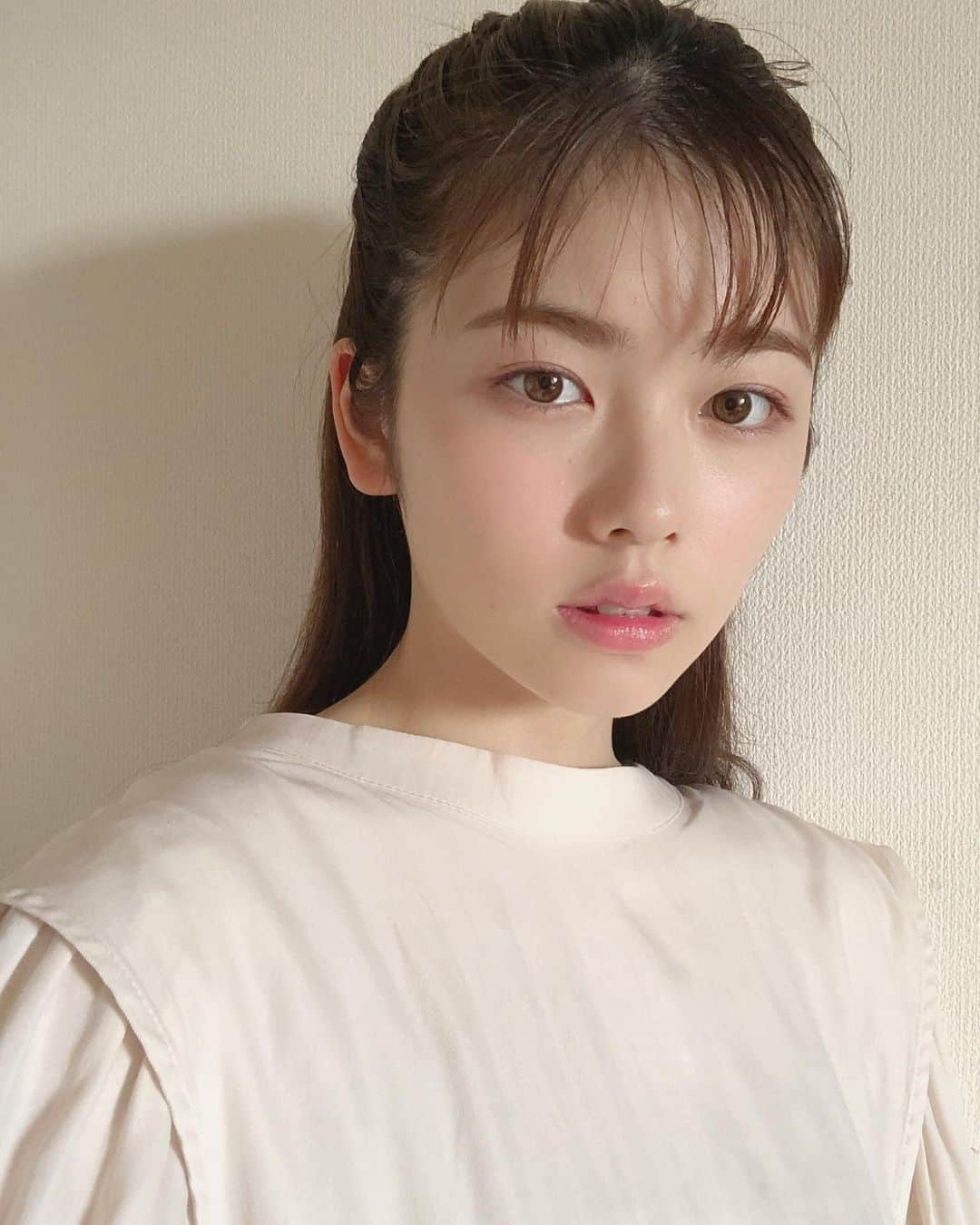 小芝風花さんのインスタグラム写真 - (小芝風花Instagram)「「○○メイク」第7弾〜透明感メイク編〜  苦手意識のあった、白色のハイライトを使ってみたら、すごく透明感が出ました😳 こう、地肌がツヤってる感といいますか！ クリームハイライター03、良きです🙆‍♀️ ちゃんとお化粧してるけど、ナチュラルな透明感のあるメイクに仕上がって、うん、満足です(｡・・｡)✨  このシルキースフレアイズ06と、 フルーティーピュアオイルリップ01もすごくお気に入りですっっ💄  #canmake  #○○メイクシリーズ #透明感メイク #苦手意識があっても #使ってみると #かわいいに出会えます #クリームハイライター03 #シルキースフレアイズ06 #フルーティーピュアオイルリップ01 #出会えました」4月7日 12時26分 - fuka_koshiba_official