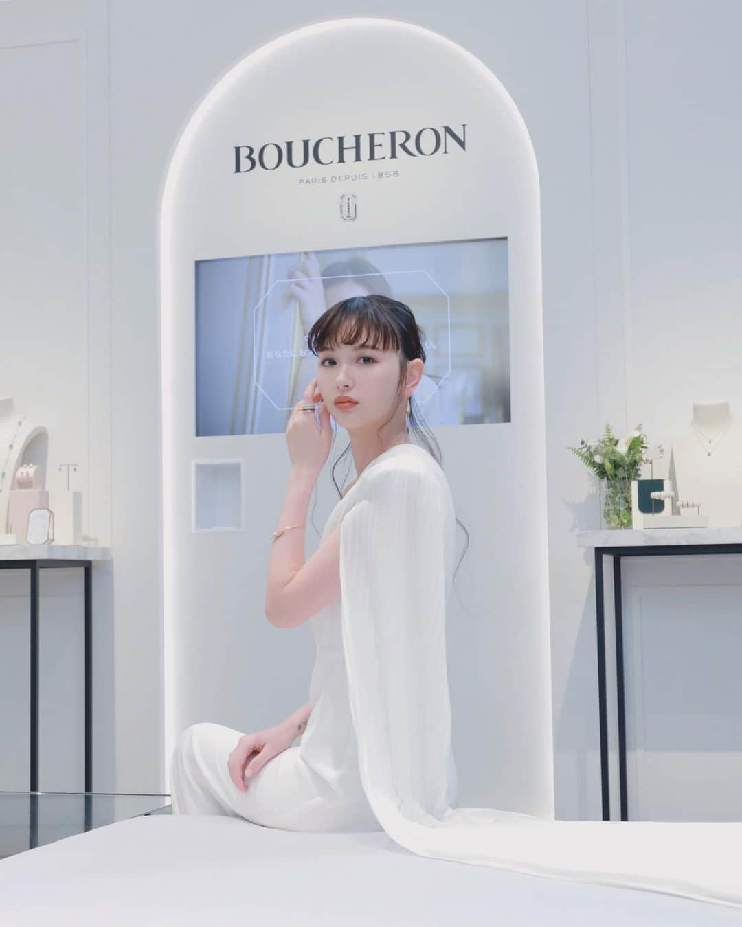 鈴木えみさんのインスタグラム写真 - (鈴木えみInstagram)「メゾンハイジュエラー「BOUCHERON(ブシュロン」が、ブランド初のエキシビションイベントを期間限定でプレス向けに開催。 新作もとても素敵で、2億5千万円のネックレス（写真8枚目）も見られて眼福でした🤩 #boucheron  @boucheron」4月7日 12時28分 - emisuzuki_official