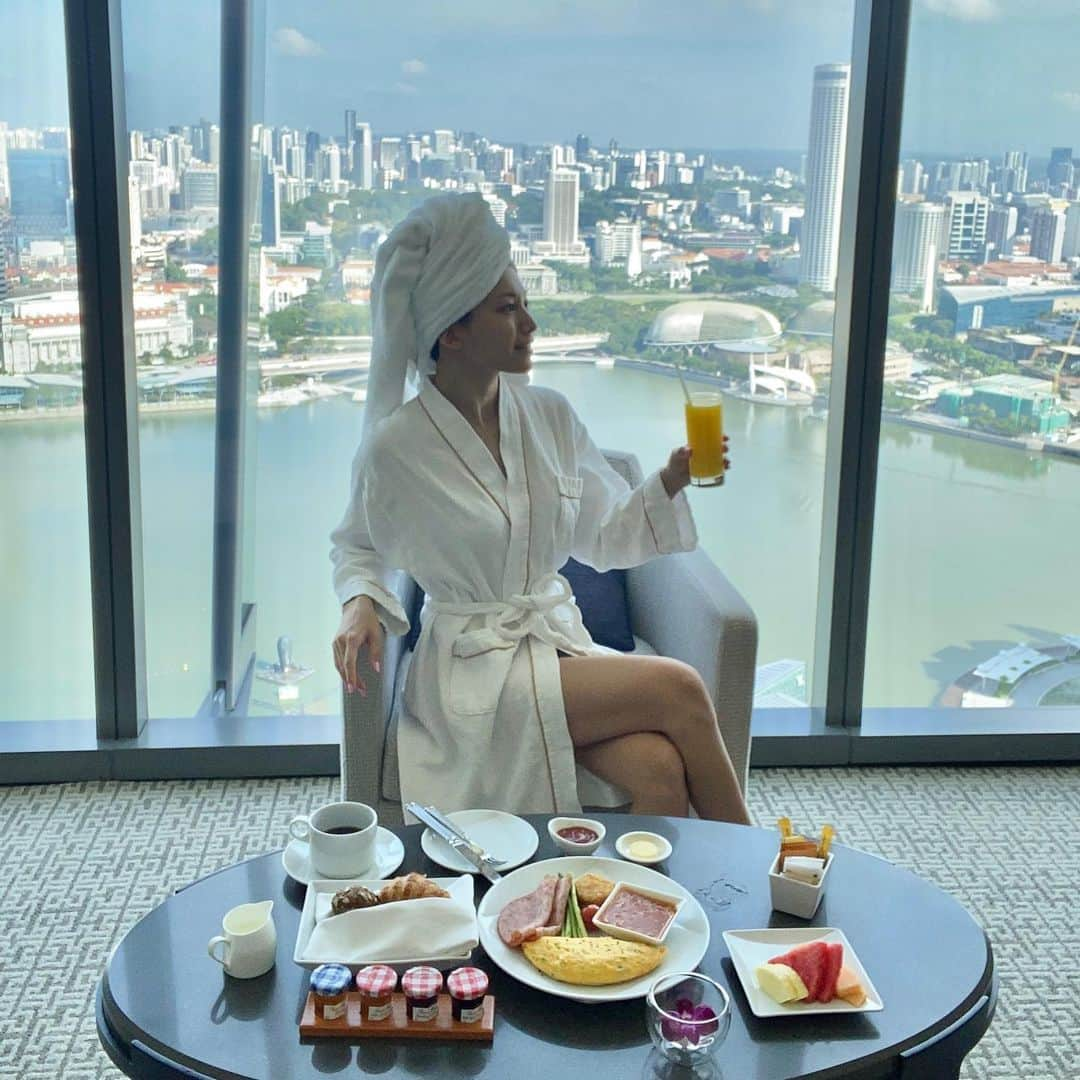 市原彩花さんのインスタグラム写真 - (市原彩花Instagram)「In-Room Dining🥐  お部屋でゆっくり朝食☀️  いつもビュッフェに出かけてたけど、こんなに素敵なお部屋ならインルームダイニングもいいね☺️  ※撮影の裏側はストーリーに載せてます🤣褒めて🥺笑  #marinabaysands#マリーナベイサンズ#singapore#シンガポール#singapura#singaporefoodie#singaporelife#シンガポールグルメ#シンガポールレストラン#inroomdining #gown#cewek#gadis#gadiscantik」4月7日 12時30分 - ayaka_ichihara