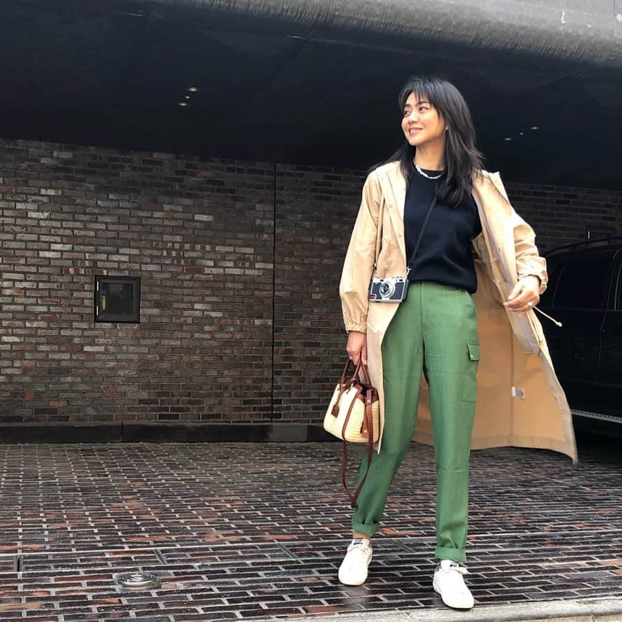 のインスタグラム：「今日はミーティングへ 寒かったり暑かったり🌸🥶 何着て良いのか 今日のファッション  #シャカシャカコート🧥 #マリンニット⚓️ #カーゴジョグパンツ 🌵 @_rejoove_   4月9日、18時から @qvc_japan  #オンエア  #スニーカー @goldengoose  #バック @ysl   #エミリーインパリス　の #カメラ型📸 #iphoncase  は #amazon で買ったよ」