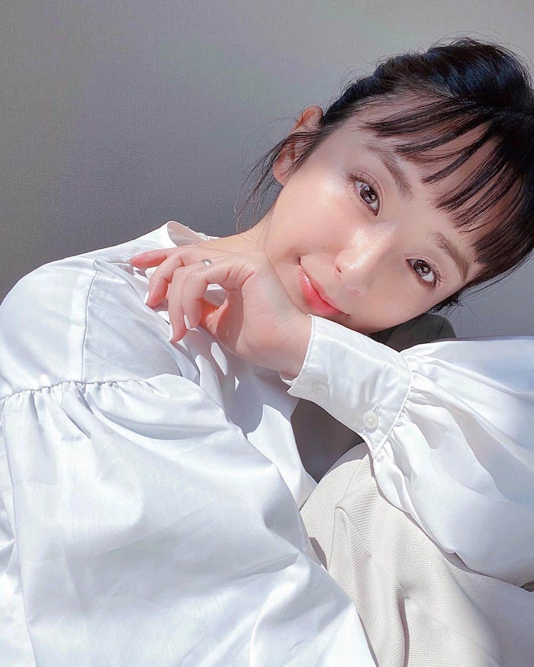 のインスタグラム：「暖かくなってきてすっかり春ですね🌼 お家で過ごす事に慣れてしまったので、最近の外出も近所の公園かスーパー、ご近所ドライブが主なのだけど、、やっぱり紫外線はしっかり気になります😲 お家にいる時でも窓から紫外線はガンガン入ってくるので、ケアは欠かさずにしています。 最近お世話になっているのが、クラランスから新発売された UVプラス ５P モイスチャライジング マルチ デイ スクリーンのローズ🍃@clarinsjp SPF 50 PA＋＋＋で紫外線からお肌をしっかり守ってくれるのはもちろん、その他の外的要因からもお肌を守ってくれるそう！ ナチュラルな血色感や自然なツヤまでもプラスしてくれて、着け心地もベタつかないのが好きです👏🏻 まさに日やけ止めと乳液と下地の良いとこ取りといった感じです🤍✨ 香りもお気に入りです😍 . #クラランス#CLARINS#UV新時代の5Pプロテクション#日やけ止め乳液#ブルーライト#モイスチャライジングマルチデイスクリーン#UVケア#化粧下地#クラランス_pr」
