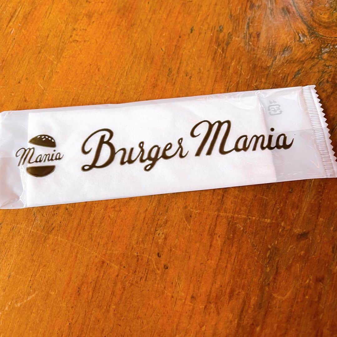 むらせさんのインスタグラム写真 - (むらせInstagram)「バーガーマニア🍔　高いハンバーガーはもれなくベーコンが美味い🥓w . . #バーガーマニア #恵比寿 #ハンバーガー #２月に撮った写真 #写真漁って見つける #懐かしのダウン  #昨日寒くない？ #今日暑くない？  #あえて目線を外して撮るっていう例のやつ @oremurase_life」4月7日 13時14分 - murase_yuichi