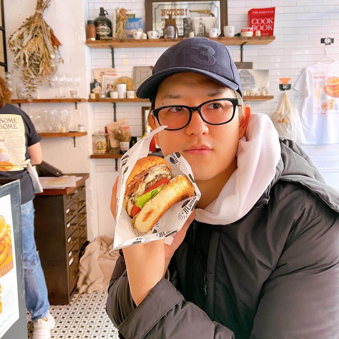 むらせさんのインスタグラム写真 - (むらせInstagram)「バーガーマニア🍔　高いハンバーガーはもれなくベーコンが美味い🥓w . . #バーガーマニア #恵比寿 #ハンバーガー #２月に撮った写真 #写真漁って見つける #懐かしのダウン  #昨日寒くない？ #今日暑くない？  #あえて目線を外して撮るっていう例のやつ @oremurase_life」4月7日 13時14分 - murase_yuichi