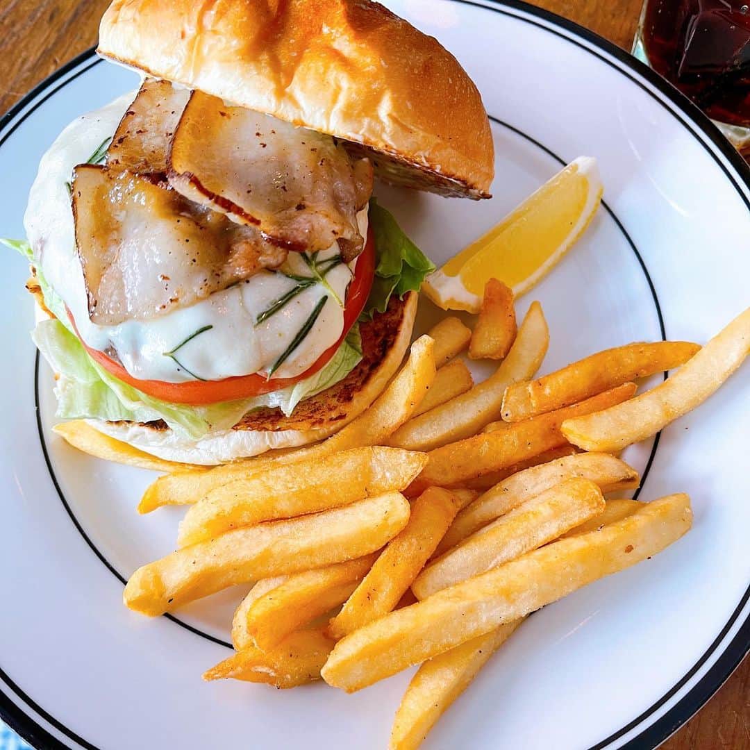 むらせさんのインスタグラム写真 - (むらせInstagram)「バーガーマニア🍔　高いハンバーガーはもれなくベーコンが美味い🥓w . . #バーガーマニア #恵比寿 #ハンバーガー #２月に撮った写真 #写真漁って見つける #懐かしのダウン  #昨日寒くない？ #今日暑くない？  #あえて目線を外して撮るっていう例のやつ @oremurase_life」4月7日 13時14分 - murase_yuichi