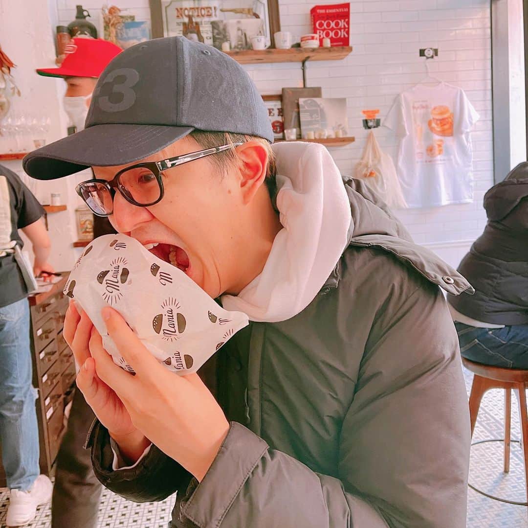 むらせさんのインスタグラム写真 - (むらせInstagram)「バーガーマニア🍔　高いハンバーガーはもれなくベーコンが美味い🥓w . . #バーガーマニア #恵比寿 #ハンバーガー #２月に撮った写真 #写真漁って見つける #懐かしのダウン  #昨日寒くない？ #今日暑くない？  #あえて目線を外して撮るっていう例のやつ @oremurase_life」4月7日 13時14分 - murase_yuichi