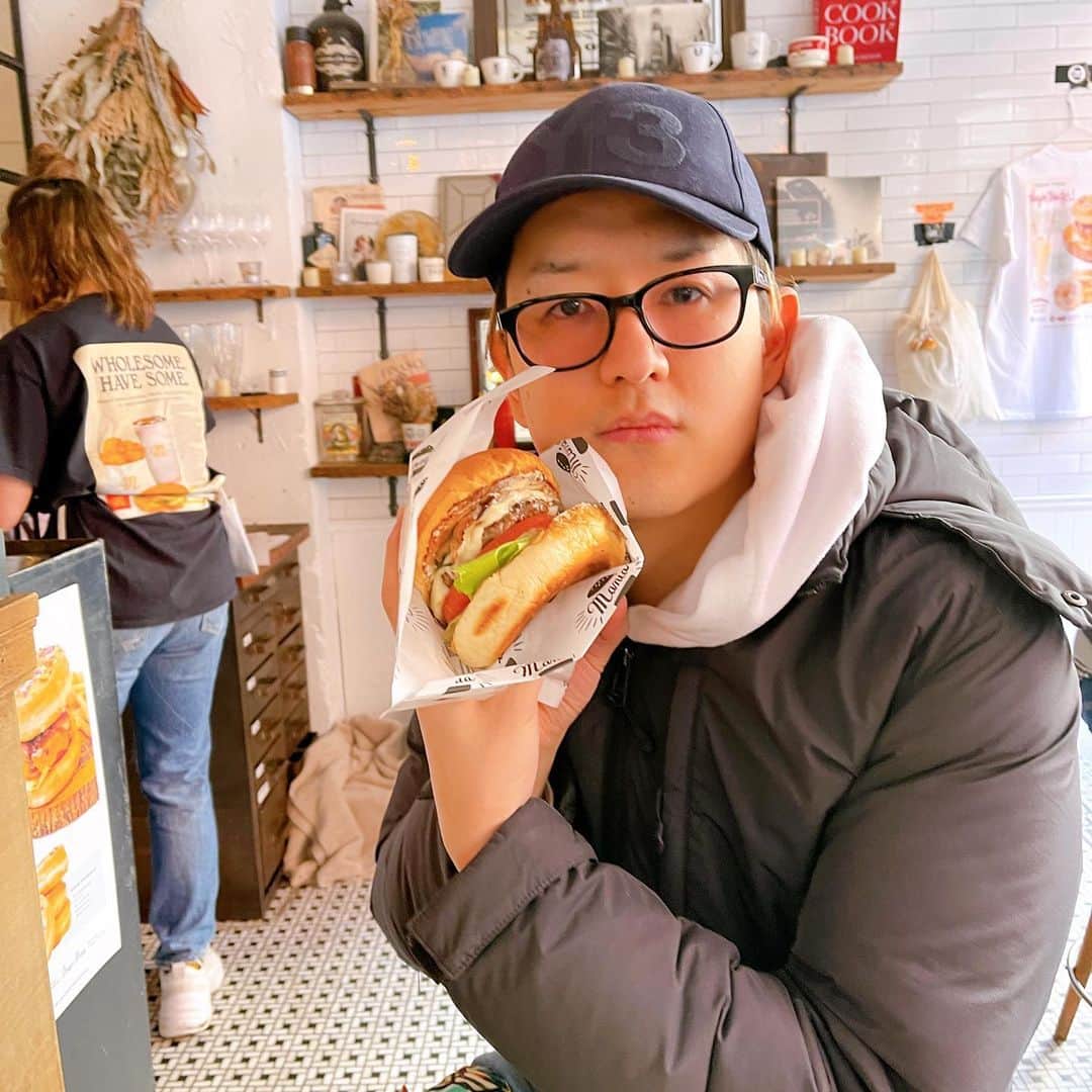 むらせさんのインスタグラム写真 - (むらせInstagram)「バーガーマニア🍔　高いハンバーガーはもれなくベーコンが美味い🥓w . . #バーガーマニア #恵比寿 #ハンバーガー #２月に撮った写真 #写真漁って見つける #懐かしのダウン  #昨日寒くない？ #今日暑くない？  #あえて目線を外して撮るっていう例のやつ @oremurase_life」4月7日 13時14分 - murase_yuichi