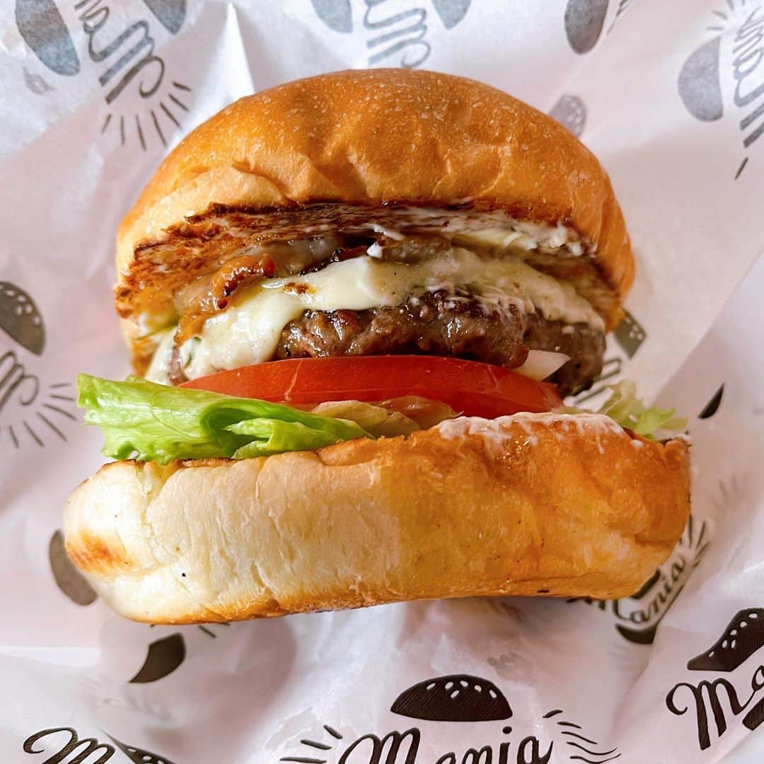 むらせさんのインスタグラム写真 - (むらせInstagram)「バーガーマニア🍔　高いハンバーガーはもれなくベーコンが美味い🥓w . . #バーガーマニア #恵比寿 #ハンバーガー #２月に撮った写真 #写真漁って見つける #懐かしのダウン  #昨日寒くない？ #今日暑くない？  #あえて目線を外して撮るっていう例のやつ @oremurase_life」4月7日 13時14分 - murase_yuichi