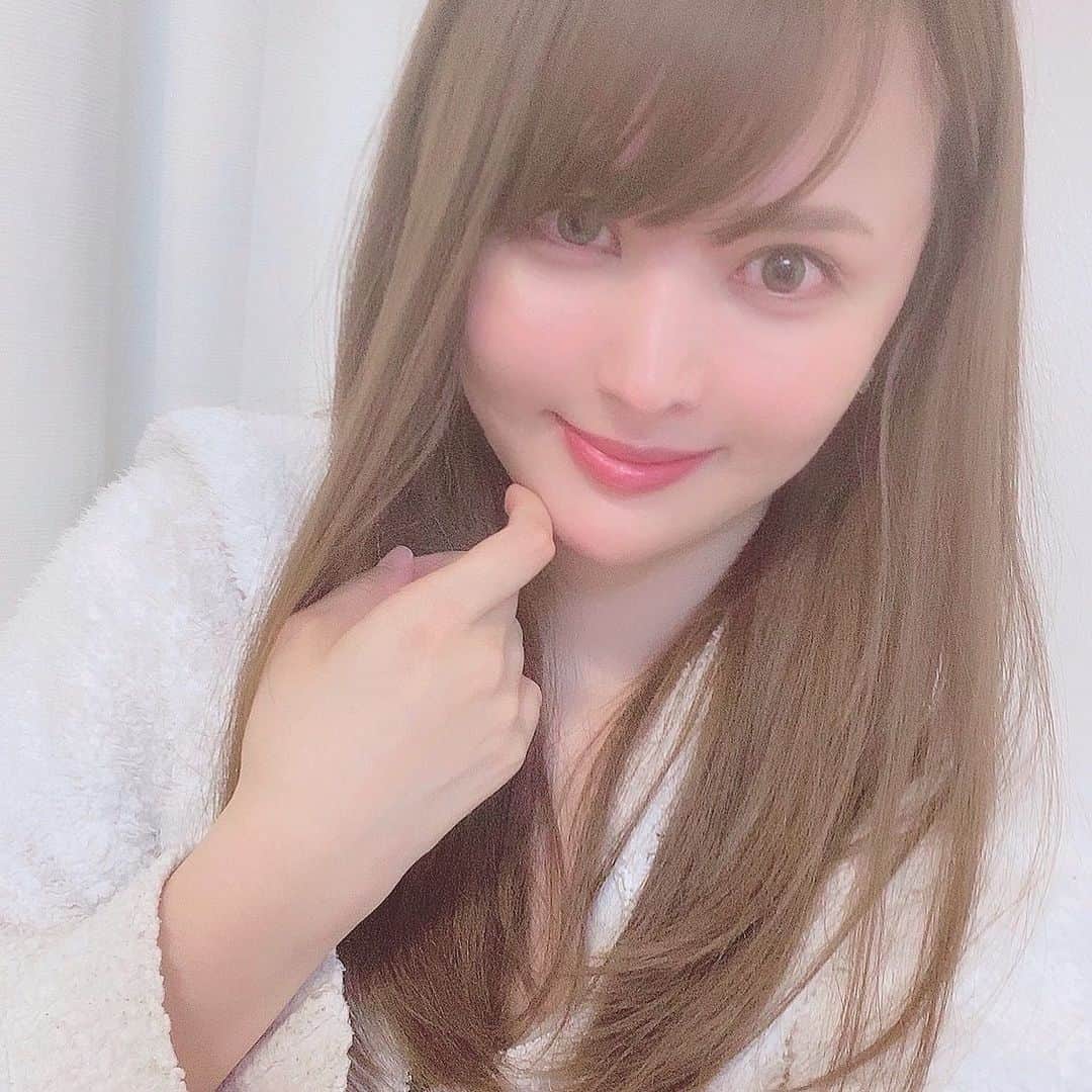 望月美穂のインスタグラム：「#aclinicで#小松塁 先生に @dr.komatsu_rui ﻿ Aスレッドをしてもらってから2週間経ちました✨﻿ ﻿ 手術は麻酔してくれるのに痛み全くなかったです♡﻿ 毎回気づいたら終わってる😳💭﻿ ﻿ Aスレッド入れた後は周りから顔が一回り小さくなったねーって言われることが増えました♡﻿ 自分的には顔のたるみが引き上がってることが1番嬉しい(⸝⸝⸝ᵒ̴̶̷̥́ ꒳​ ᵒ̴̶̷̣̥̀⸝⸝⸝)💓﻿ ﻿ たるみ気にしてる人にはほんとおすすめです♡﻿ ﻿ ﻿ #aスレッド#糸リフト#aclinic #aclinic銀座 #aclinic横浜#aクリニック#美容#小顔#美肌#リフトアップ#美容外科#美容皮膚科#美容クリニック」
