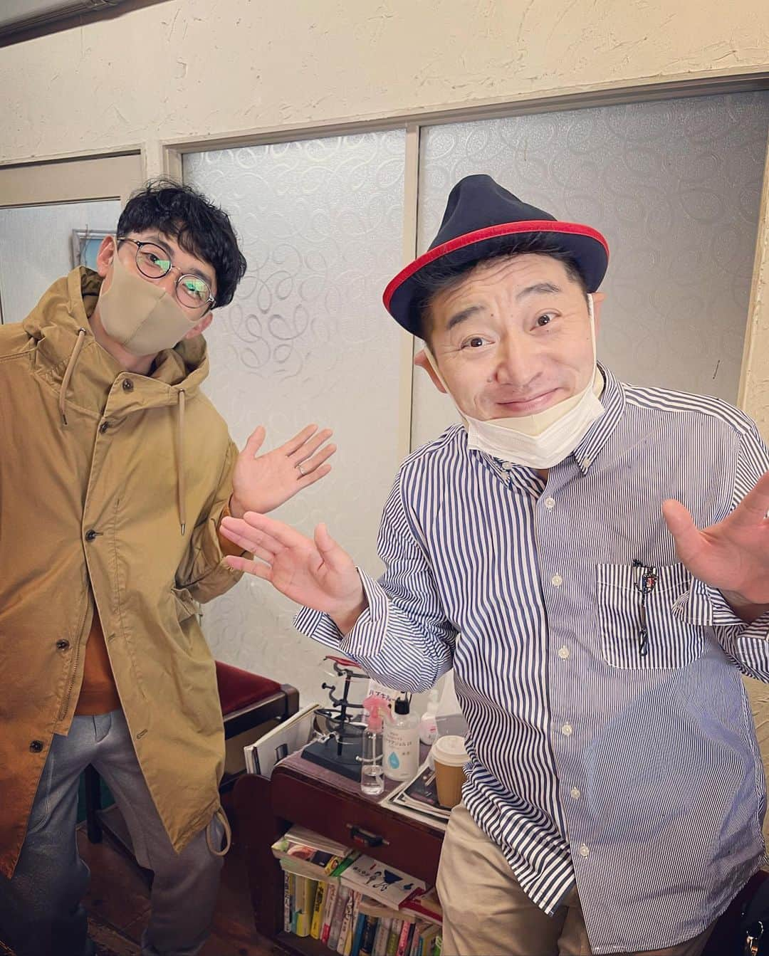 杉本知香さんのインスタグラム写真 - (杉本知香Instagram)「セーターひろしのやっぱり見づらいカレンダーを 見つめるひろし🤣 たくちゃん、ゆうぞうさんもいい顔😆  #中目黒美容室 #ロバート山本#ロバート#山本博 #見づらいカレンダー#セーターひろしのやっぱり見づらいカレンダー  #天津木村#天津#木村卓寛#エロ詩吟#あると思います#gogoいわて  #インスタントジョンソンゆうぞう #インスタントジョンソン #お疲れちゃん」4月7日 13時41分 - sugimotoc