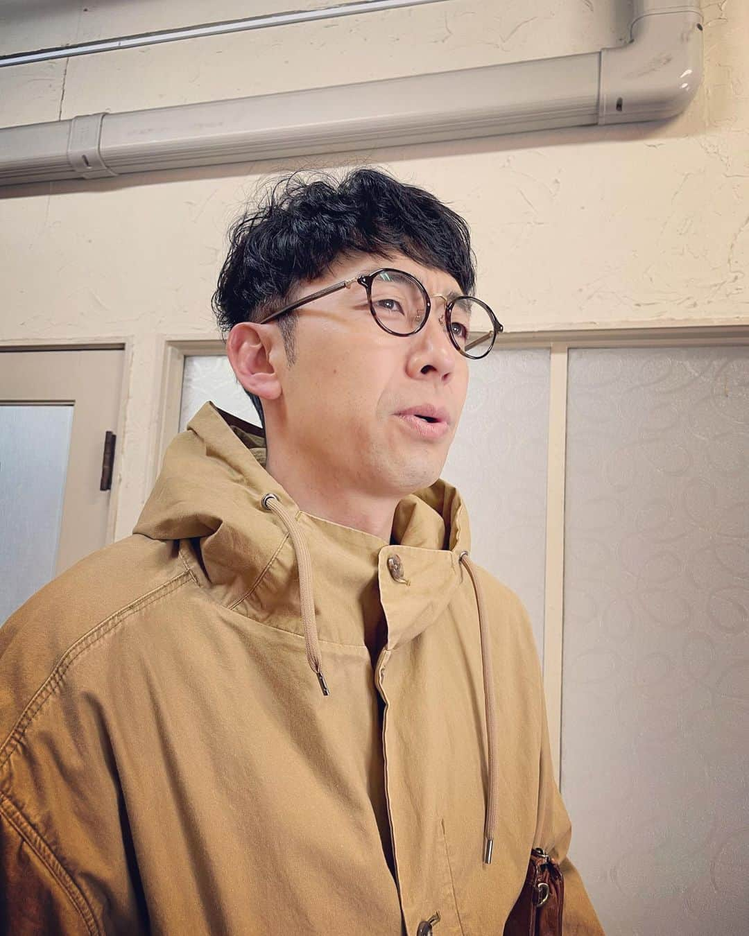 杉本知香さんのインスタグラム写真 - (杉本知香Instagram)「セーターひろしのやっぱり見づらいカレンダーを 見つめるひろし🤣 たくちゃん、ゆうぞうさんもいい顔😆  #中目黒美容室 #ロバート山本#ロバート#山本博 #見づらいカレンダー#セーターひろしのやっぱり見づらいカレンダー  #天津木村#天津#木村卓寛#エロ詩吟#あると思います#gogoいわて  #インスタントジョンソンゆうぞう #インスタントジョンソン #お疲れちゃん」4月7日 13時41分 - sugimotoc