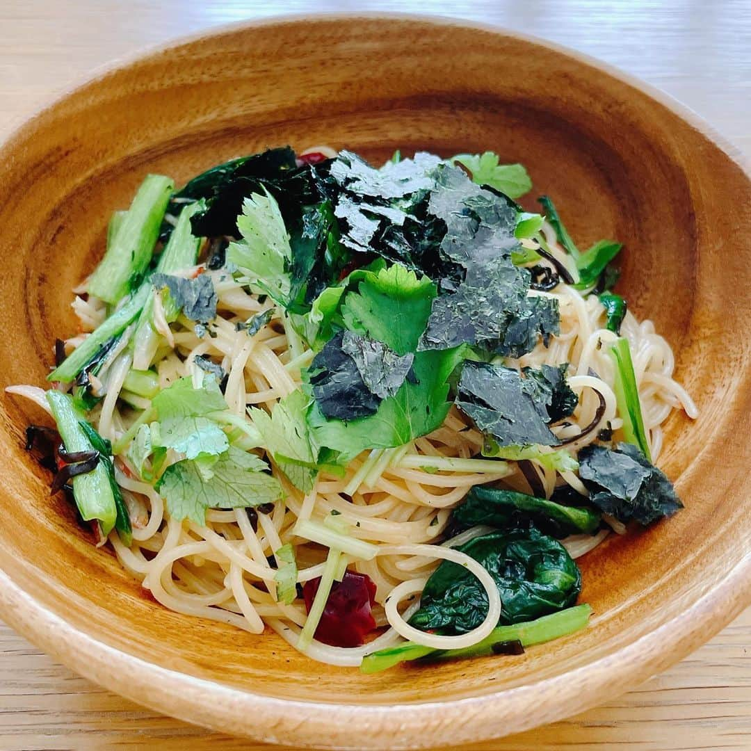 葉月里緒奈さんのインスタグラム写真 - (葉月里緒奈Instagram)「green greenなパスタランチ。 #おうちごはん #ランチ#パスタランチ#和風パスタ#小松菜とカニカマと塩昆布#味付けはオリーブオイルと麺つゆ少々#もみ海苔トッピング#あっさり系 #和風明太子パスタ #生クリームと白だしで#こってり系#ねこ#ネコ#ねこのいる生活 #cat#russianblue #ロシアンブルー #ロシアンブルーの男の子 #ロシアンブルー女の子 #ロシアンブルー子猫 #日向ぼっこ#レアの真似ばかりするベア#レアのストーカー#すっかり仲良し#癒し猫 #rionahazuki」4月7日 13時53分 - riona_hazuki