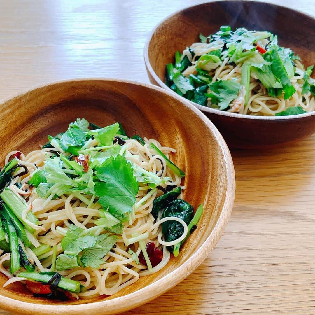 葉月里緒奈さんのインスタグラム写真 - (葉月里緒奈Instagram)「green greenなパスタランチ。 #おうちごはん #ランチ#パスタランチ#和風パスタ#小松菜とカニカマと塩昆布#味付けはオリーブオイルと麺つゆ少々#もみ海苔トッピング#あっさり系 #和風明太子パスタ #生クリームと白だしで#こってり系#ねこ#ネコ#ねこのいる生活 #cat#russianblue #ロシアンブルー #ロシアンブルーの男の子 #ロシアンブルー女の子 #ロシアンブルー子猫 #日向ぼっこ#レアの真似ばかりするベア#レアのストーカー#すっかり仲良し#癒し猫 #rionahazuki」4月7日 13時53分 - riona_hazuki