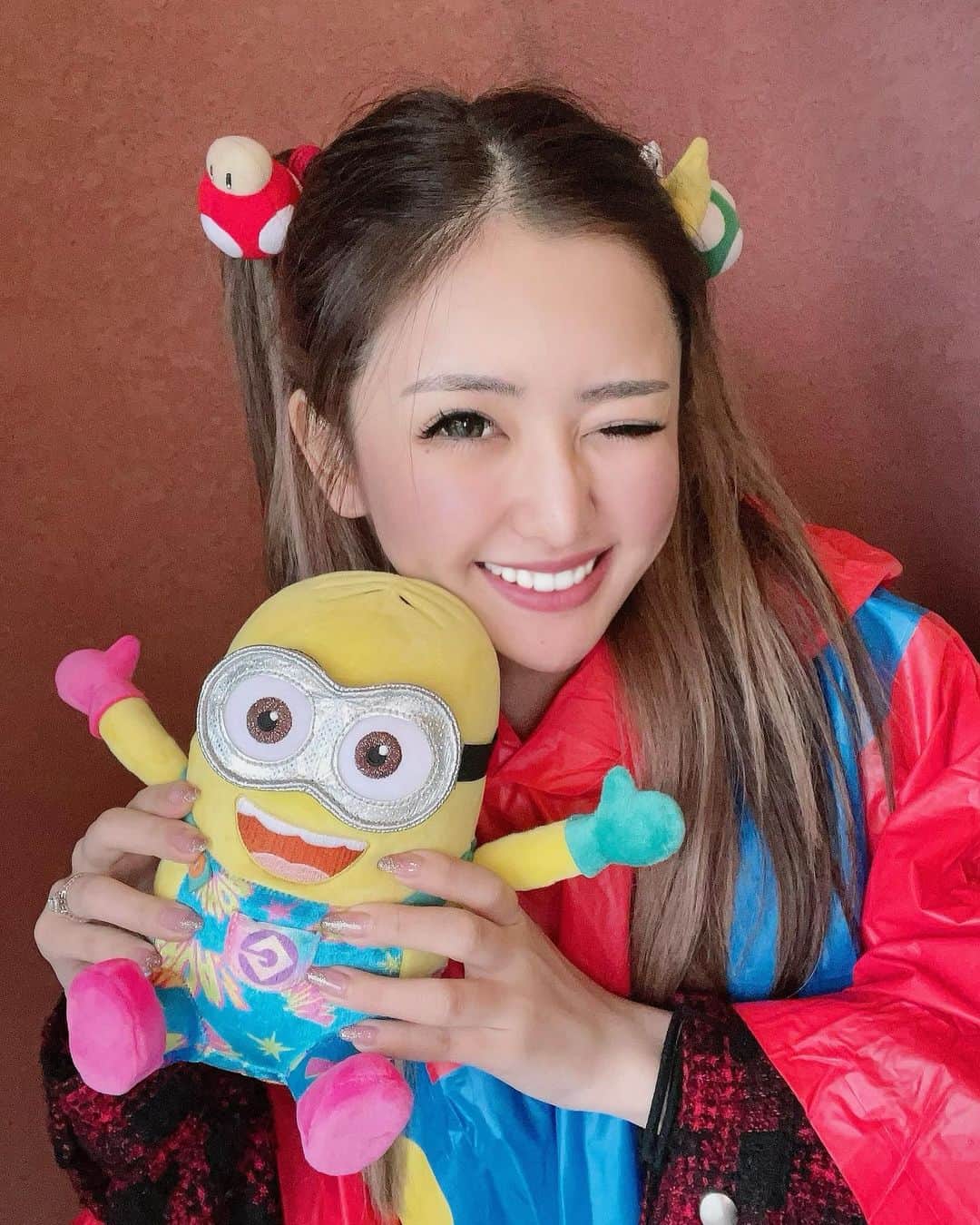 RINOのインスタグラム：「・ おとぎばなな🍌 ・ #雨の中#マリオのカッパ着て#ユニバ#髪ボサボサ#スッピン#唇と眉毛のアートメイク最強#暇だから投稿🥱」