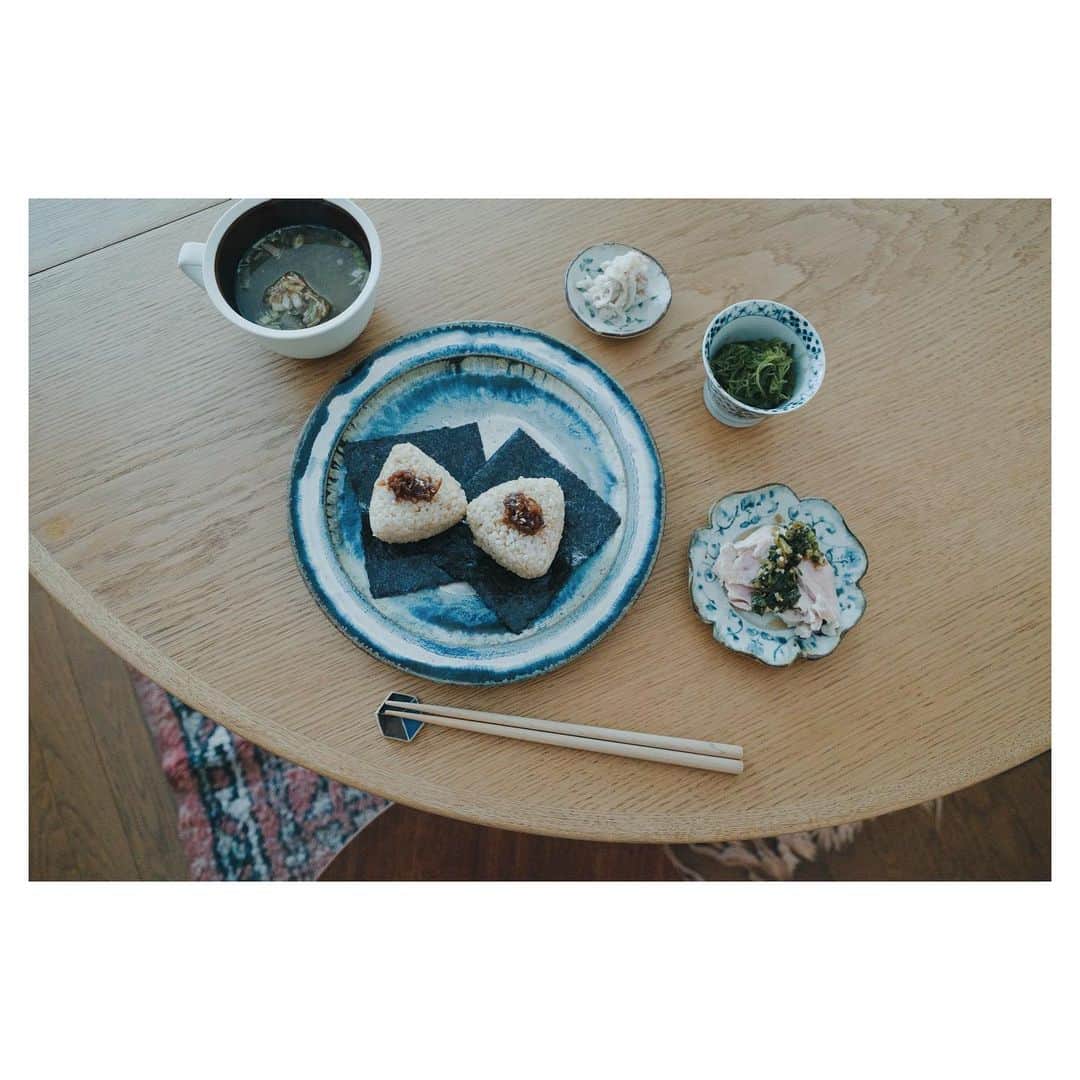 高山都さんのインスタグラム写真 - (高山都Instagram)「ずーっと使ってる久保田由貴さんの @yuki_kubota お皿、最近お気に入りの #コウホ窯 のお皿、大江戸骨董市で出会った古い古い伊万里焼。 朝から我が家で撮影でした。 レンジで温めて、そのまま忘れて撮影に突入してしまった玄米おにぎりで、ひとりホッとひと息の昼食。 この器の合わせ、なかなか好きだなー。 #みやれゴハン #やっぱり　#うつわ好き ヘアメイクのもっちゃん @motooka_akihiro に菜箸何本あんの？と驚かれました。笑 今日もありがとうー！！」4月7日 13時48分 - miyare38