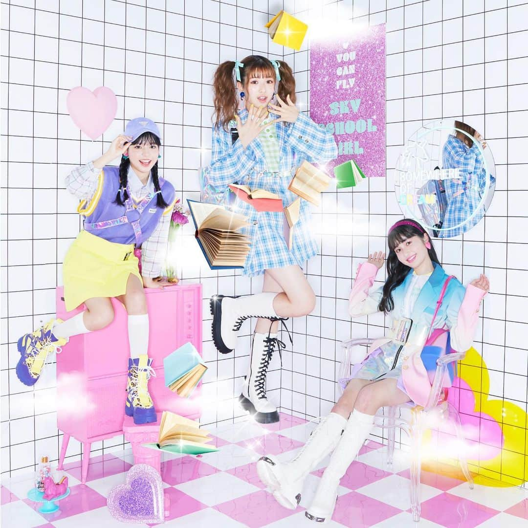 Popteenさんのインスタグラム写真 - (PopteenInstagram)「Popteen５月号からスタートした新連載『Wonder POP Land』は、もうチェックしてくれた😆？  アートディレクター・五十嵐LINDA渉さんが配信アプリSHOWROOMで掲載権を勝ち取ったT♥︎Tを、毎月テーマを決めてプロデュースする企画だよ💕  第1回目は、こころん＆ちいもも＆さくぽこの３人が〝SKY SCHOOL GIRL〟のテーマで登場🪄  ちょっぴり不思議で、とびきり可愛いページになってるから毎月楽しみにしててね〜💜❤💙  #Popteen#五十嵐LINDA渉#トップティーンズ#こころん#ちいもも#さくぽこ#SHOWROOM#プロデュース#アート#新連載#WonderPOPLand#SCHOOL#GIRL」4月7日 13時56分 - popteen_official