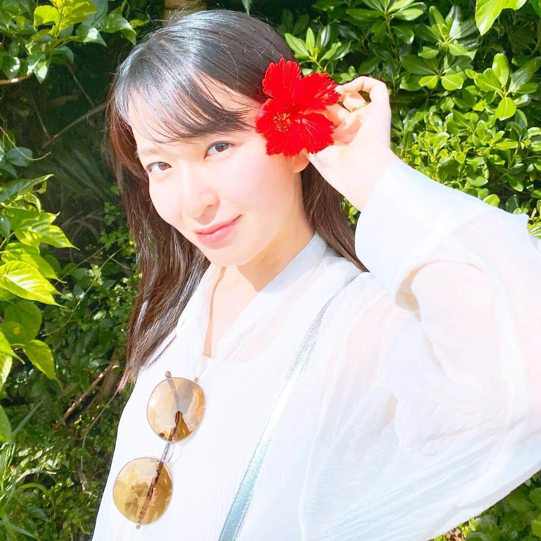 岩間恵のインスタグラム：「紫外線、吸収中🌺🌺」