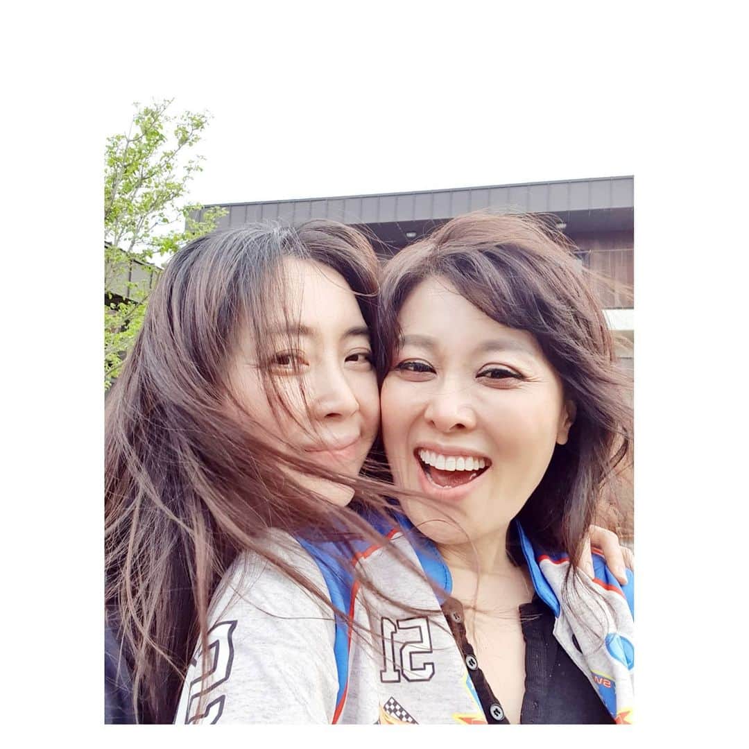ソン・ユナのインスタグラム：「갑자기.... 아주 잠깐....  다녀간 너.......🤗😘  p.s밥도 못 먹였네😆  차 한잔 마시고 후다닥😂」