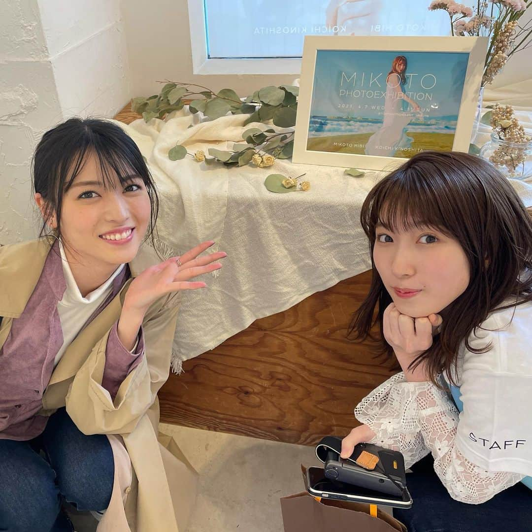 矢島舞美さんのインスタグラム写真 - (矢島舞美Instagram)「. 久々にこの子に会ってきた(о´∀`о)♡ 今日から、tokyoarts gallery で#日比美思 ちゃんの写真展が開催されてるの♪ . 私もチラッとお邪魔して来たんだけど、もぅ♡可愛くて美しい写真がいっぱいで(*´꒳`*)♡ 癒し空間でした(*´∀｀*) 四季の美しい背景の中で、日比ちゃんの飾らないありのままの姿がとっても魅力的でした(*´∇｀*)ウットリ...♡ 出展作品とは別に、壁にオフショットポラロイドがたくさん貼られていてね、記念に一枚購入しちゃった\(//∇//)\♡ 可愛い表情たくさんで、どれにするか迷ったんだけど、日比ちゃんにお気に入りを聞いたら、私が悩んでた写真と一致したので、それをいただいてきました(〃ω〃) 上からこの笑顔で見下ろしてこられたら、、、きゅん♡よね(//∇//)笑 . 久々に会った日比ちゃんは、とっても元気そうで、私もたくさん元気もらいました(*´꒳`*)♡ またゆっくり会えますように〜♪ . . #矢島舞美」4月7日 14時25分 - maimiyajima_official_uf