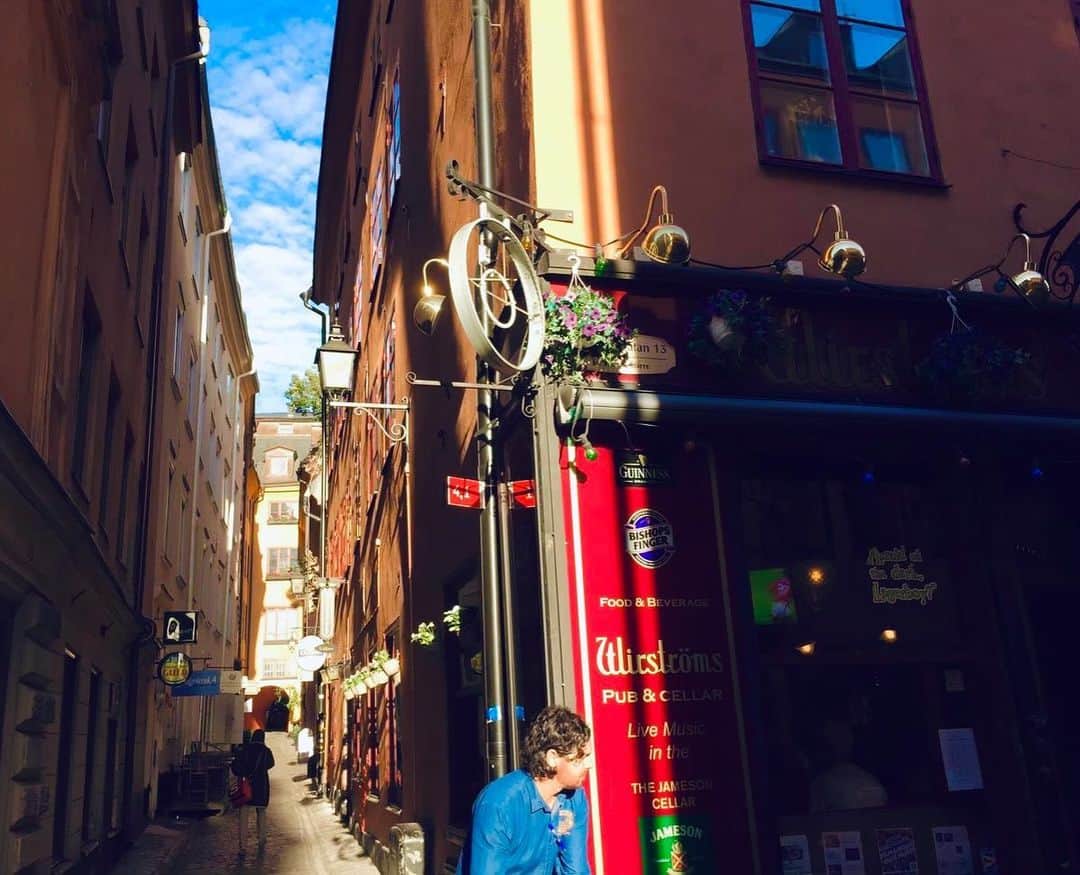 小澤陽子さんのインスタグラム写真 - (小澤陽子Instagram)「𝚒𝚗 𝚙𝚛𝚒𝚟𝚊𝚝𝚎❁  先月の世界フィギュアがスウェーデンでの開催だったので、５年ほど前に訪れたストックホルムが懐かしくなり… お休みの日に写真を掘り起こしてみました😂🇸🇪  本当に素敵な街。 伝統ある街並みも⛲️ 水＆緑という自然たっぷりな雰囲気も🌿 洗練されたお洒落なお店たちも🌷 夕焼けに象られた夜景も………🌆✨  私が訪れた時には、 日本人と１回も会わないくらいだったのですが、 是非行ってみてほしい国の一つです🥺💙  行く時には、LiLiCoさんに色々教えてもらいました☻  #今こういう写真を見ると本当に非日常。 #旅好き #旅が恋しい #1番の趣味ができない寂しさ #おざよーtrip✈︎  #スウェーデン　#ストックホルム #🇸🇪 #Sweden #Stockholm #北欧　#北欧旅行」4月7日 14時57分 - yoko.ozawa729
