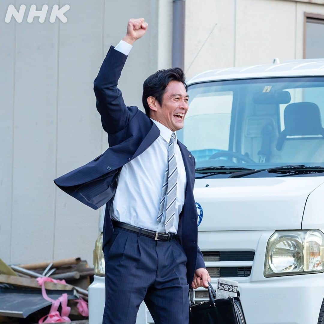 NHK「おかえりモネ」さんのインスタグラム写真 - (NHK「おかえりモネ」Instagram)「☺ #おかえりモネ 人物紹介🐟【 #内野聖陽 】  百音の父・永浦耕治  実家の永浦水産を継ぐことなく、地元の銀行に勤務している。 ２人の娘のことが大好きで、とても心配性…😟 元気でパワフルなお父さん。  🌞 #5月17日放送開始 🌞」4月7日 15時00分 - nhk_okaerimone