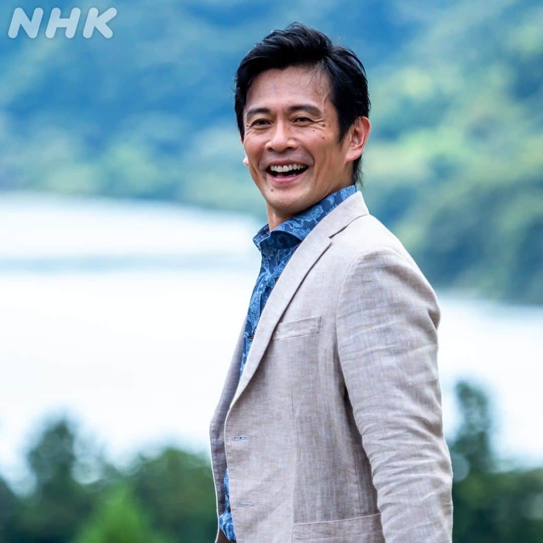 NHK「おかえりモネ」のインスタグラム：「☺ #おかえりモネ 人物紹介🐟【 #内野聖陽 】  百音の父・永浦耕治  実家の永浦水産を継ぐことなく、地元の銀行に勤務している。 ２人の娘のことが大好きで、とても心配性…😟 元気でパワフルなお父さん。  🌞 #5月17日放送開始 🌞」
