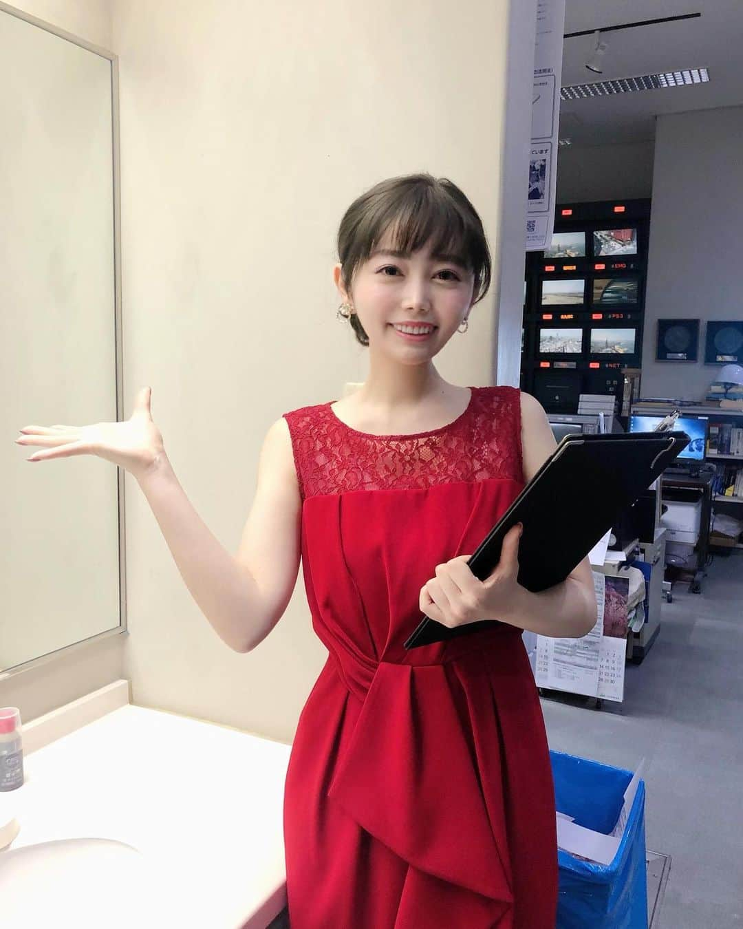 辻満里奈さんのインスタグラム写真 - (辻満里奈Instagram)「Welcome to RKB🌟  今日の番宣は、アカデミー賞風🏆笑 日英両言語で番組の見所をご紹介しました✨ 英語の翻訳は、昨晩アンちゃん(@annechan521 )が手伝ってくれたんです❤︎ いつか一緒に英語コーナーをするのが、私の夢！  衣装は真っ赤なドレス🌹 久しぶりに出した二の腕がぽちゃっていて個人的にかなりショックを受けたので、ちゃんと運動しようと思います🐷🏸  #福岡 #rkb毎日放送 #rkbテレビ #rkb #英語 #english #衣装 #ドレス #アナウンサー #辻満里奈」4月7日 15時00分 - marina__tsuji