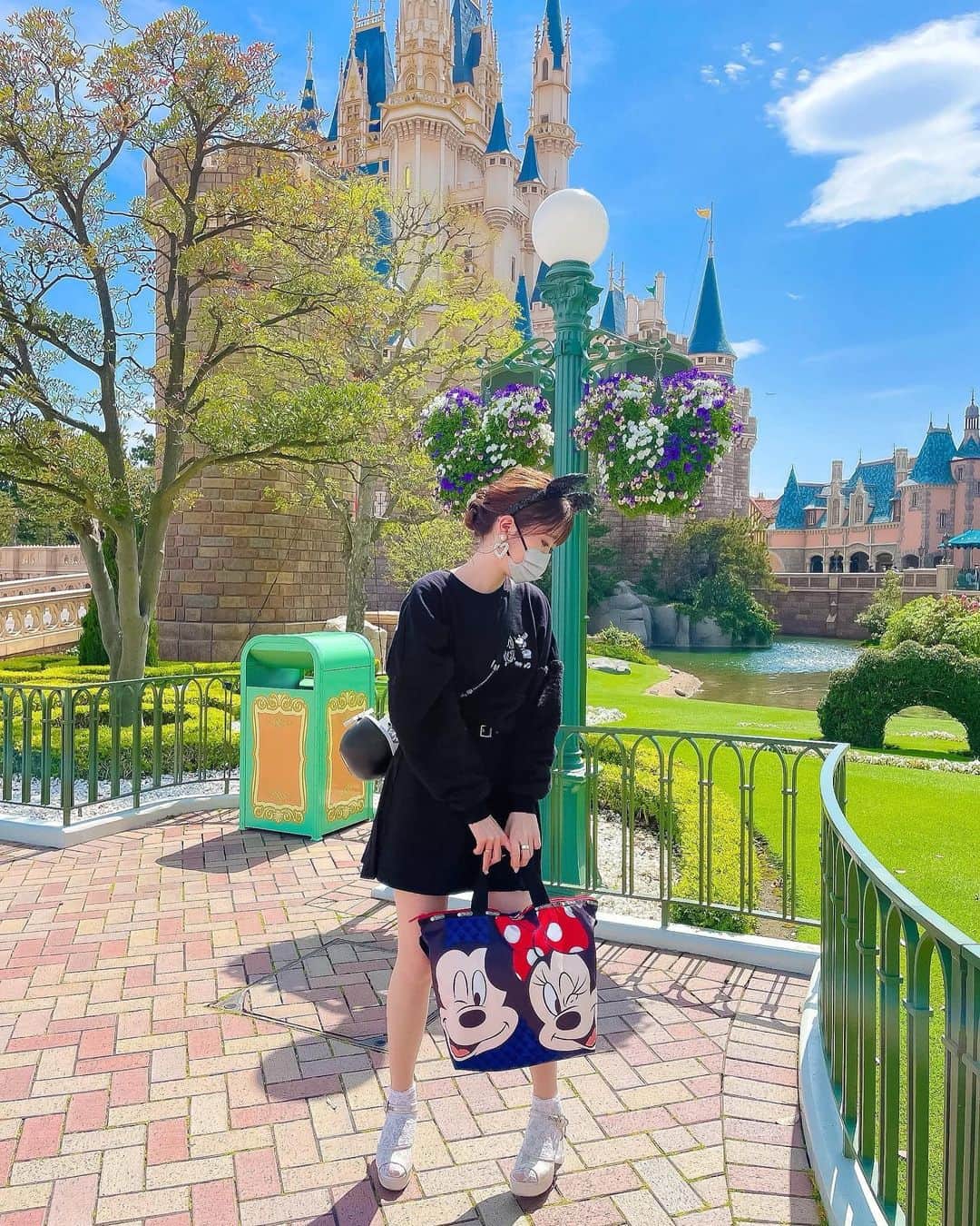 Kanaのインスタグラム：「ㅤ ㅤ レスポートサックからミッキー&フレンズとの コレクションが出たんだけど、 可愛すぎて早速インのお供に🐭👜❤️ ㅤ ㅤ レスポートサックのディズニーコレクション 毎度ツボすぎるのですが、、❕👼🏻🏹💘 ㅤ デザインは大人可愛いし ポケットがたくさんあって収納しやすいし 色々と最高すぎる。。。 ㅤ ㅤ 身に付けるアイテムが可愛いと 気分も上がるよね〜っ🥳❤️ ㅤ ㅤ ㅤ ㅤ ㅤ ㅤ ㅤ #kana_disney ㅤ ㅤ #レスポートサック #lesportsac #pr #東京ディズニーリゾート #東京ディズニーランド #ディズニーランド #シンデレラ城 #ミキミニ #ディズニーグッズ #ディズニーコーデ #tokyodisneyresort #tdr #tokyodisneyland #tdl #tokyodisney #waltdisneyworldresort #wdw #mickeymouse #minniemouse #spiritjersey」