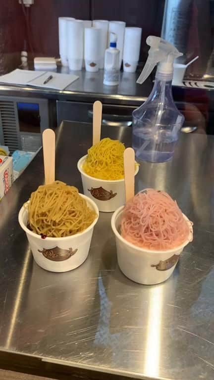 まんまるともぴーのインスタグラム：「オープン前から話題殺到‼️ 見た目にお腹美味しい😋💕 スイーツの決定版✨  【🌰くりんぶらん】  @waguri_osaka   心斎橋アメリカ村🇺🇸 三角公園の前に 4/2オープンしたばかりの 絶品🌰モンブランのお店💁‍♀️  目の前で絞り出される モンブランが圧巻😻💖✨ 4種類のお味＋季節限定の お楽しみがあって  何度も食べたくなる 美味しさなんですよ😀💕  🌰和栗モンブランソフト 　　〜カシス添え〜　1100 🌰和栗抹茶モンブランソフト   1100 🌸桜ヨーグルトモンブランソフト   680 🍠安納芋モンブランソフト   680  まんまるさんは カシスまで入って1番人気🤩✨ 《和栗モンブランソフト》 を食べちゃいましたよ😋💓  ふわふわ美味しい まろやかなモンブランに スポンジケーキと アイスクリーム＆カシスという なんとも贅沢な美味しさ😻❣️  あっという間にペロリ😋💕 他のお味もぜ〜んぶ お替り欲しくなっちゃうよ😆‼️  心斎橋アメリカ村 三角公園のまん前で とってもわかりやすい場所なので  これからどんどん 🍦ソフトが美味しくなる季節 是非ゼヒ❣️  🌰くりんぶらんさんの  @waguri_osaka   モンブランソフト 食べてみてね😉💕  #心斎橋グルメ  #心斎橋カフェ  #アメリカ村 #アメ村  #アメ村グルメ  #三角公園  #モンブラン #モンブラン専門店  #ソフトクリーム  #アイス  #アイスクリーム屋さん  #くりんぶらん #waguri_osaka #和栗　 #和栗モンブラン #和スイーツ #栗  #モンブラン好き  #スイーツ好きな人と繋がりたい  #スイーツ巡り  #スイーツ女子 #なんばグルメ  #なんばスイーツ #難波グルメ #難波スイーツ #インスタグルメ #インスタグルメアワード2021 #まんまるなんば」