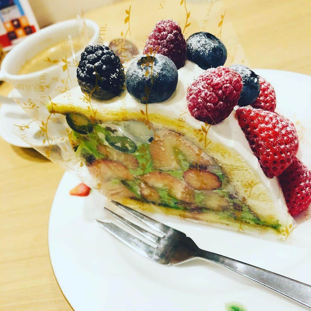 リンさんのインスタグラム写真 - (リンInstagram)「#果実園リーベル  #フルーツケーキ  #ベリー  #ピスタチオ  #うんまぁ」4月7日 15時21分 - lynn.06.01