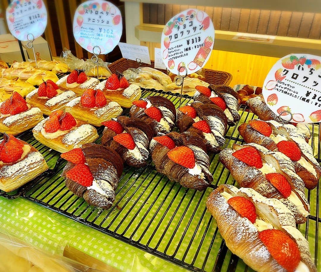とぎもちさんのインスタグラム写真 - (とぎもちInstagram)「.﻿ ﻿ 香川の人気パン屋さん﻿ パパベルでパン~🤤💕﻿ ﻿ 期間限定のストロベリーのパン﻿ 色々出てて迷った😆🍓💓﻿ ﻿ とか言いながら﻿ 結局いつもの好きなパンばっかり買っちゃう 🤣﻿ ﻿ カレーパン、三元豚の爆カツ、﻿ めんたいもっちは﻿ お決まりで買う美味しいやつ💓💓﻿ ﻿ #パパベル #パパベル太田店 #高松 #香川 #日本 #高松パン屋 #めんたいもっち #三元豚の爆カツ #파파베루 #다카마쓰맛집 #다카마쓰빵집 #とぎもちパパベル #とぎもちパン」4月7日 15時26分 - togistagram