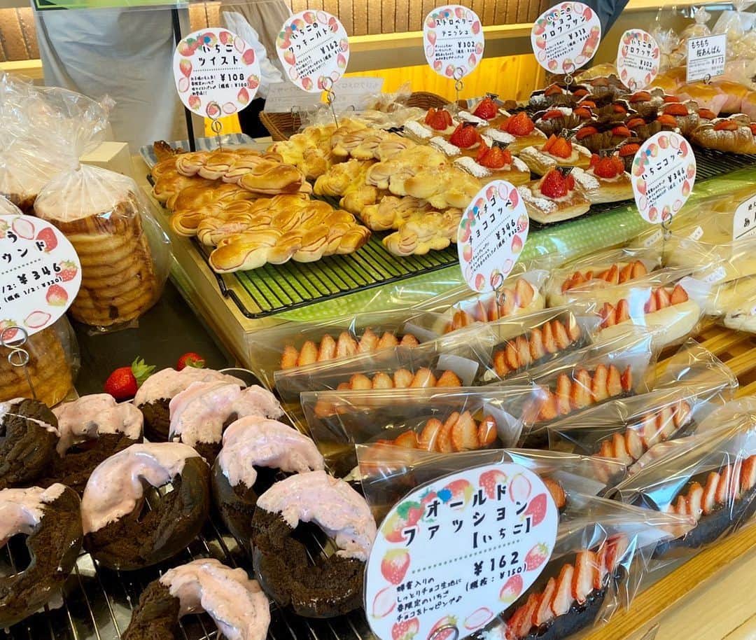とぎもちさんのインスタグラム写真 - (とぎもちInstagram)「.﻿ ﻿ 香川の人気パン屋さん﻿ パパベルでパン~🤤💕﻿ ﻿ 期間限定のストロベリーのパン﻿ 色々出てて迷った😆🍓💓﻿ ﻿ とか言いながら﻿ 結局いつもの好きなパンばっかり買っちゃう 🤣﻿ ﻿ カレーパン、三元豚の爆カツ、﻿ めんたいもっちは﻿ お決まりで買う美味しいやつ💓💓﻿ ﻿ #パパベル #パパベル太田店 #高松 #香川 #日本 #高松パン屋 #めんたいもっち #三元豚の爆カツ #파파베루 #다카마쓰맛집 #다카마쓰빵집 #とぎもちパパベル #とぎもちパン」4月7日 15時26分 - togistagram