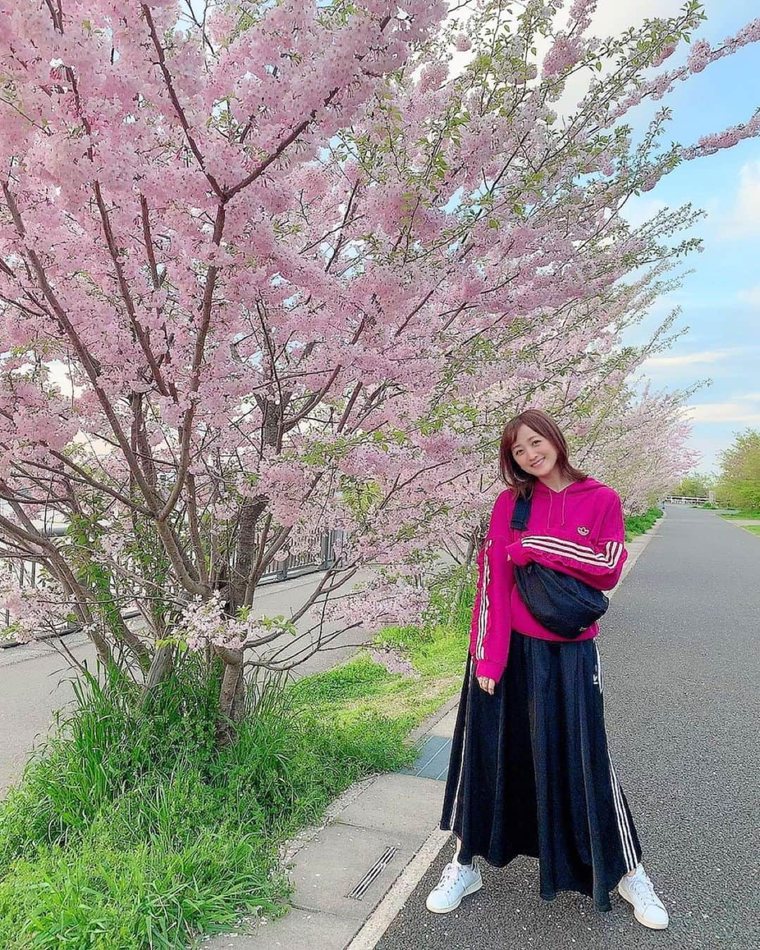 小松彩夏さんのインスタグラム写真 - (小松彩夏Instagram)「﻿ ﻿  ﻿ まだ桜残ってた🌸﻿ ﻿ #桜 #さくら #sakura」4月7日 15時34分 - official_ayaka_502