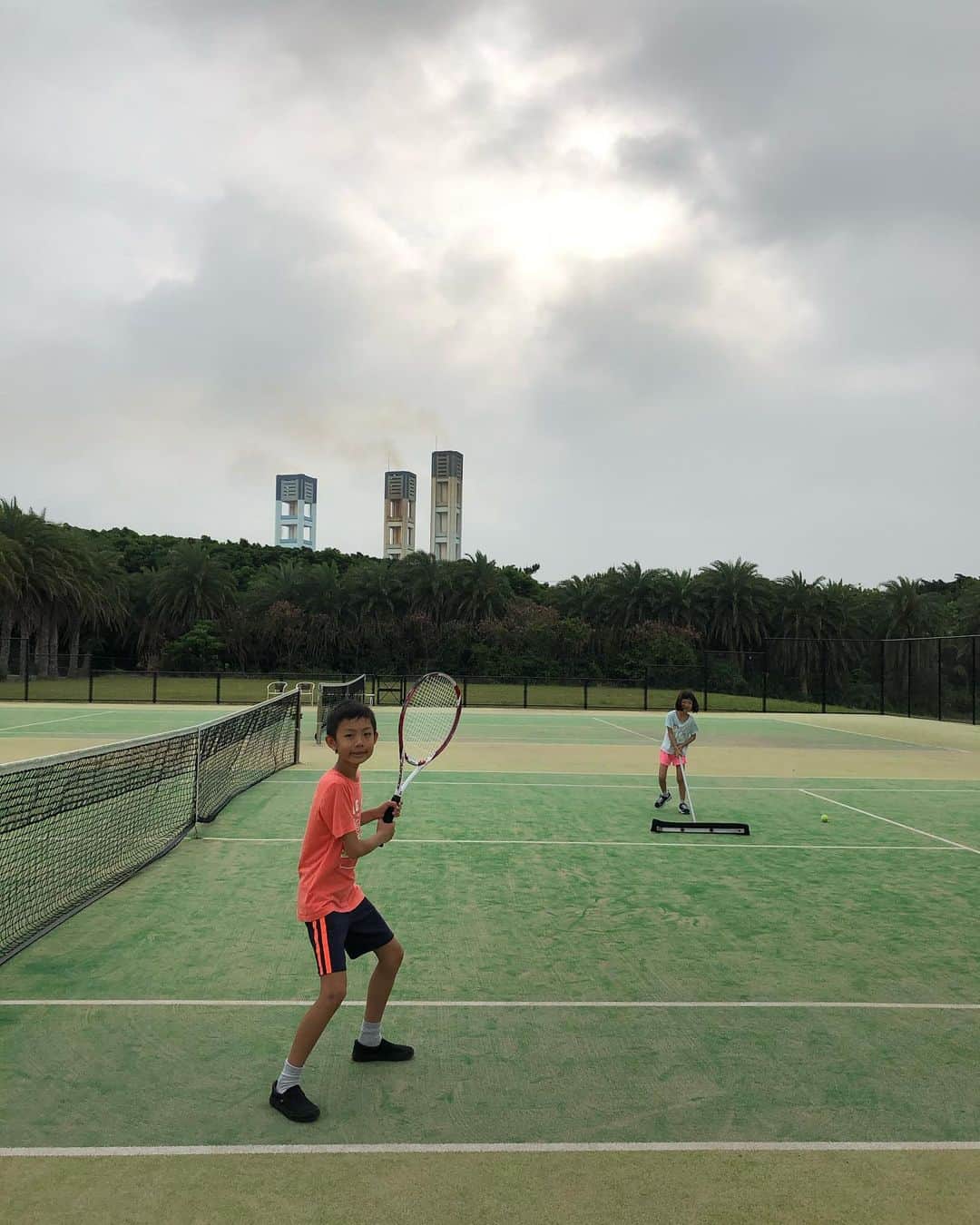 甘糟記子さんのインスタグラム写真 - (甘糟記子Instagram)「石垣島3日目！  基本早寝早起きで朝活！  ホテルのテニスコートをレンタルしてヘタクソファミリー頑張りました（笑）  石垣島，とにかく暑いから，公園もテニスも思い切り遊ぶのは朝か夕方(o^^o)  ランチは前回息子殿が美味しい！と気に入ってたバニラデリへ！  港へ向かう途中にあるので、オープンと同時に入ってサクッと美味しくいただきました\(//∇//)\  食後も子供達は車で通りかかった公園とかで遊んだり、とにかく元気！  石垣島は大きな広場や公園がたくさんあっていいな〜(๑>◡<๑)  自然がたっぷりで緑と青が身体に心地よいです\(//∇//)\  #朝活#甘糟旅行石垣島#甘糟旅行#石垣島#旅行記#旅好き#家族旅行#春休み#テニス#バニラデリ#息子殿姫#息子殿#姫」4月7日 15時59分 - norihey924