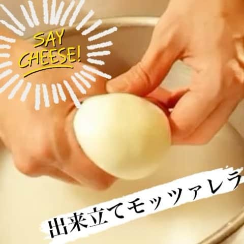 カーネヴォー 茶屋町店のインスタグラム：「オーダー頂いてから、作ってます♪ 温かいうちに食べるモッツァレラは、クリーミーで、食感も👍  #カーネヴォー#Carnevor#ピザ#ピッツァ#アリゴチーズ#チーズ#おしゃれさんと繋がりたい#バル#肉バル#ランチ#ランチプレート#ブッラータチーズ#モッツァレラチーズ#ハンバーガー#クリームソーダ#デザートドリンク#ドルチェ#誕生日#ニック君#炭焼きステーキ#ネオ大衆酒場#サングリア#ローストビーフ#ローストビーフ食べ放題#ピザ食べ放題#氷結サワー#フルーツサワー#茶屋町#釜焼きピザ #茶屋町来たならカーネヴォー」