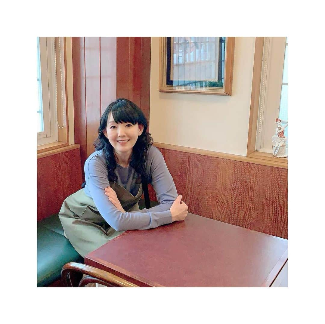 とよた真帆さんのインスタグラム写真 - (とよた真帆Instagram)「ドラマ収録 順調に進んでます^ - ^  "取り立て屋　HONEYS"  毎週金曜日23時 ひかりTV dtvチャンネル  前髪つけた回想シーン✨ びっくりな過去があります  アップした @buydeem_japan の保温ジャー^ - ^はスグレモノで愛用品です。  ドラマ撮影現場で頂くお弁当は冷えたものが多いので、暖かいお味噌汁を持っていき食事時間を楽しくしています。  Olive oilは @ageru.gift の最近のお気に入りです。スペイン、マヨルカ島の自然が生んだ美味しい〜オリーブ油🫒です  #ドラマ  #ドラマ撮影  #喫茶店  #olive  #oliveoil  #お味噌汁」4月7日 16時09分 - maho_toyota