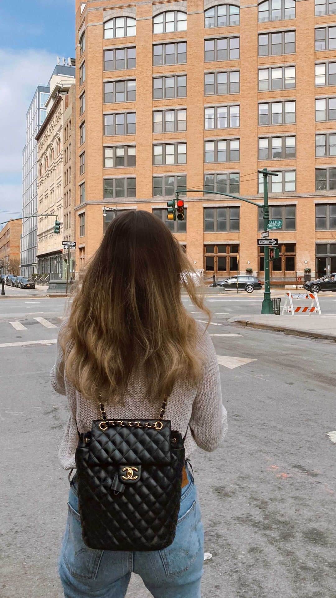 Helena Glazer Hodneのインスタグラム：「After checking @fashionphile for 3-4 months (the hunt became part of my morning routine), I finally found the exact bag that I've been on the hunt for! I'm an avid handbag lover, but with two small children, I was after something that fit my current lifestyle. Let me know if you guys have any questions since I know handbags are always one of my most popular topics! #fashionphile #chanelurbanspirit #urbanspirit #chanelhandbag #momoftwo」