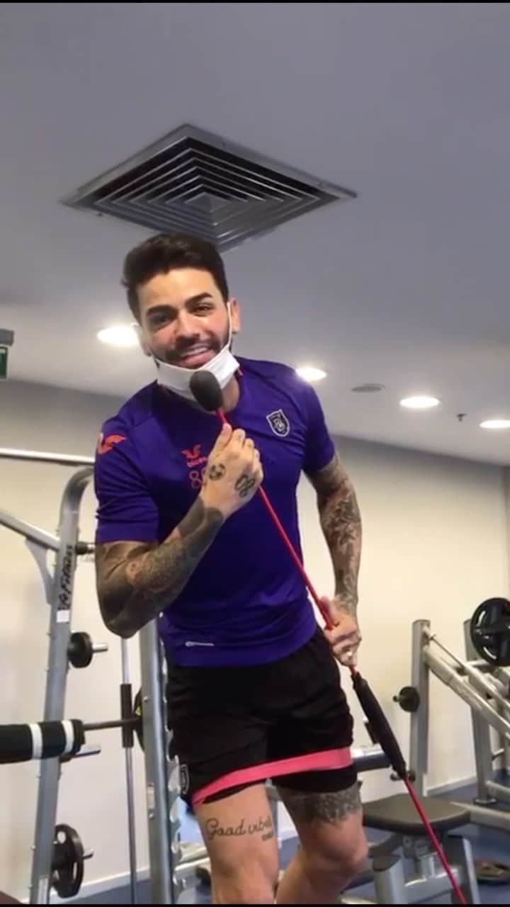 ジュニオール・カイサラのインスタグラム：「Iaê galera o que vocês acham estou pronto para jogar ou para cantar ? 🤷🏻‍♂️🤦🏻‍♂️ Confiram até o final do vídeo eu cantando #espetinho @gusttavolima @ibfk2014 @bbolingoli 🕺🏿🤌🏼」