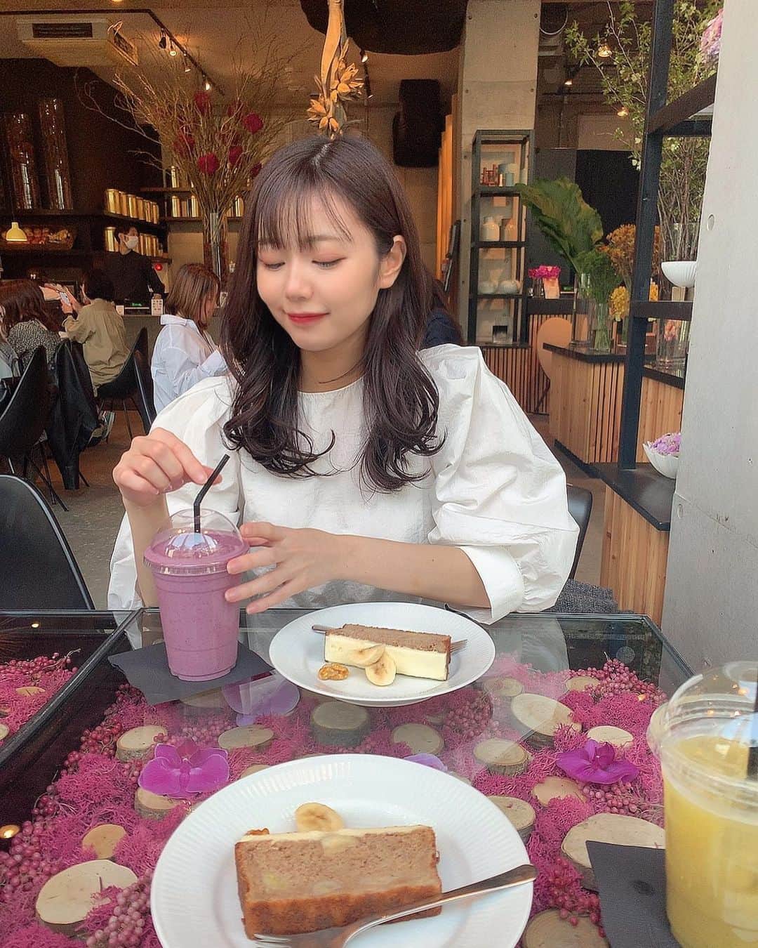 杉浦みずきのインスタグラム：「. ニコライバーグマンカフェ 店内可愛かったしお花の匂いして素敵空間でした☺️ お花欲しくなった💐 ・ ・ #ニコライバーグマン #ニコライバーグマンカフェ #青山カフェ #表参道カフェ #東京カフェ　#表参道　#私服　#春服」