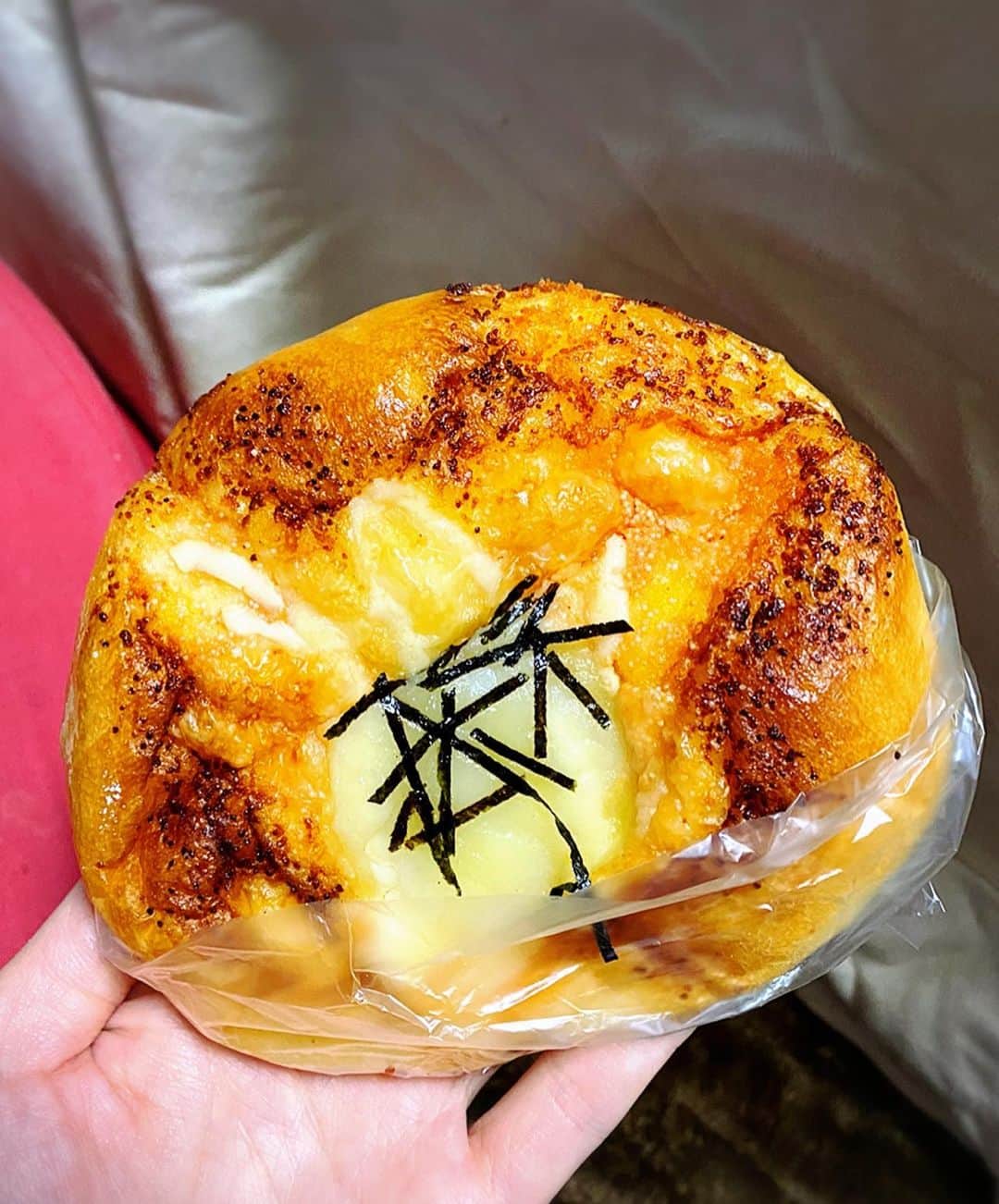 とぎもちさんのインスタグラム写真 - (とぎもちInstagram)「.﻿ ﻿ 香川の人気パン屋さん﻿ パパベルでパン~🤤💕﻿ ﻿ 期間限定のストロベリーのパン﻿ 色々出てて迷った😆🍓💓﻿ ﻿ とか言いながら﻿ 結局いつもの好きなパンばっかり買っちゃう 🤣﻿ ﻿ カレーパン、三元豚の爆カツ、﻿ めんたいもっちは﻿ お決まりで買う美味しいやつ💓💓﻿ ﻿ #パパベル #パパベル太田店 #高松 #香川 #日本 #高松パン屋 #めんたいもっち #三元豚の爆カツ #파파베루 #다카마쓰맛집 #다카마쓰빵집 #とぎもちパパベル #とぎもちパン」4月7日 18時25分 - togistagram