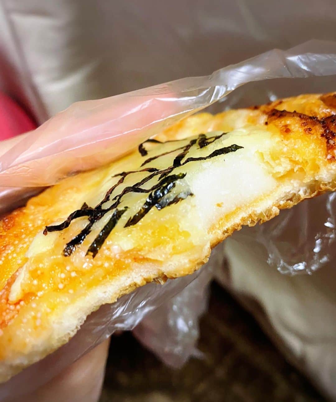 とぎもちさんのインスタグラム写真 - (とぎもちInstagram)「.﻿ ﻿ 香川の人気パン屋さん﻿ パパベルでパン~🤤💕﻿ ﻿ 期間限定のストロベリーのパン﻿ 色々出てて迷った😆🍓💓﻿ ﻿ とか言いながら﻿ 結局いつもの好きなパンばっかり買っちゃう 🤣﻿ ﻿ カレーパン、三元豚の爆カツ、﻿ めんたいもっちは﻿ お決まりで買う美味しいやつ💓💓﻿ ﻿ #パパベル #パパベル太田店 #高松 #香川 #日本 #高松パン屋 #めんたいもっち #三元豚の爆カツ #파파베루 #다카마쓰맛집 #다카마쓰빵집 #とぎもちパパベル #とぎもちパン」4月7日 18時25分 - togistagram