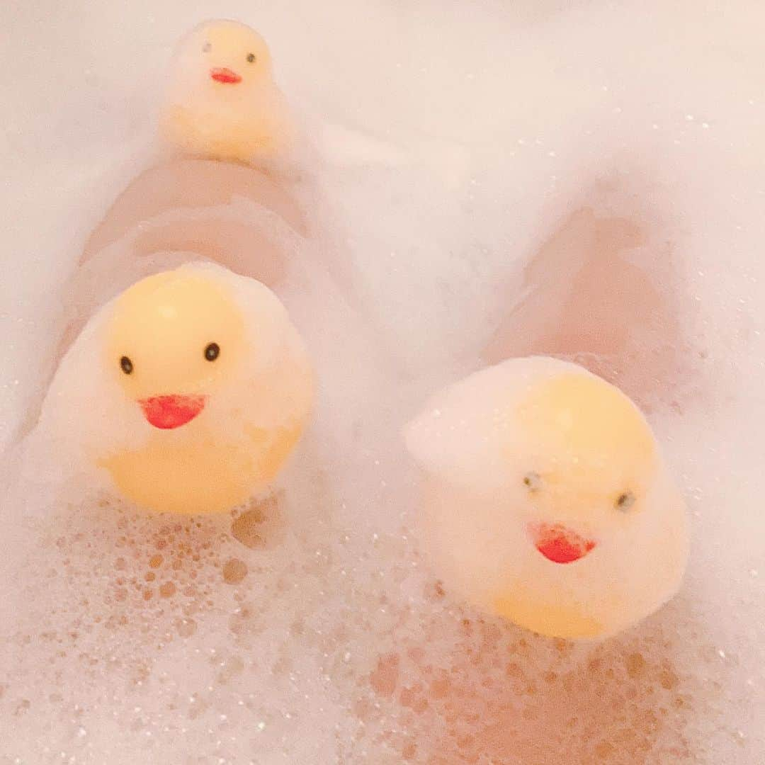 卯花莉央さんのインスタグラム写真 - (卯花莉央Instagram)「こないだの🛁🐥💕  #グラドル #グラドル自画撮り部 #泡風呂 #ひよこ #アヒルのおもちゃ #ひとり遊び #楽しい」4月7日 18時27分 - rio_ubana