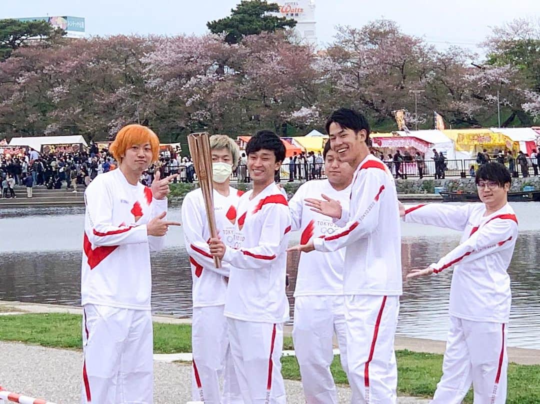 としみつのインスタグラム：「母が撮ってた！というか見つけてポーズ。  #tokyo2020  #聖火リレー」